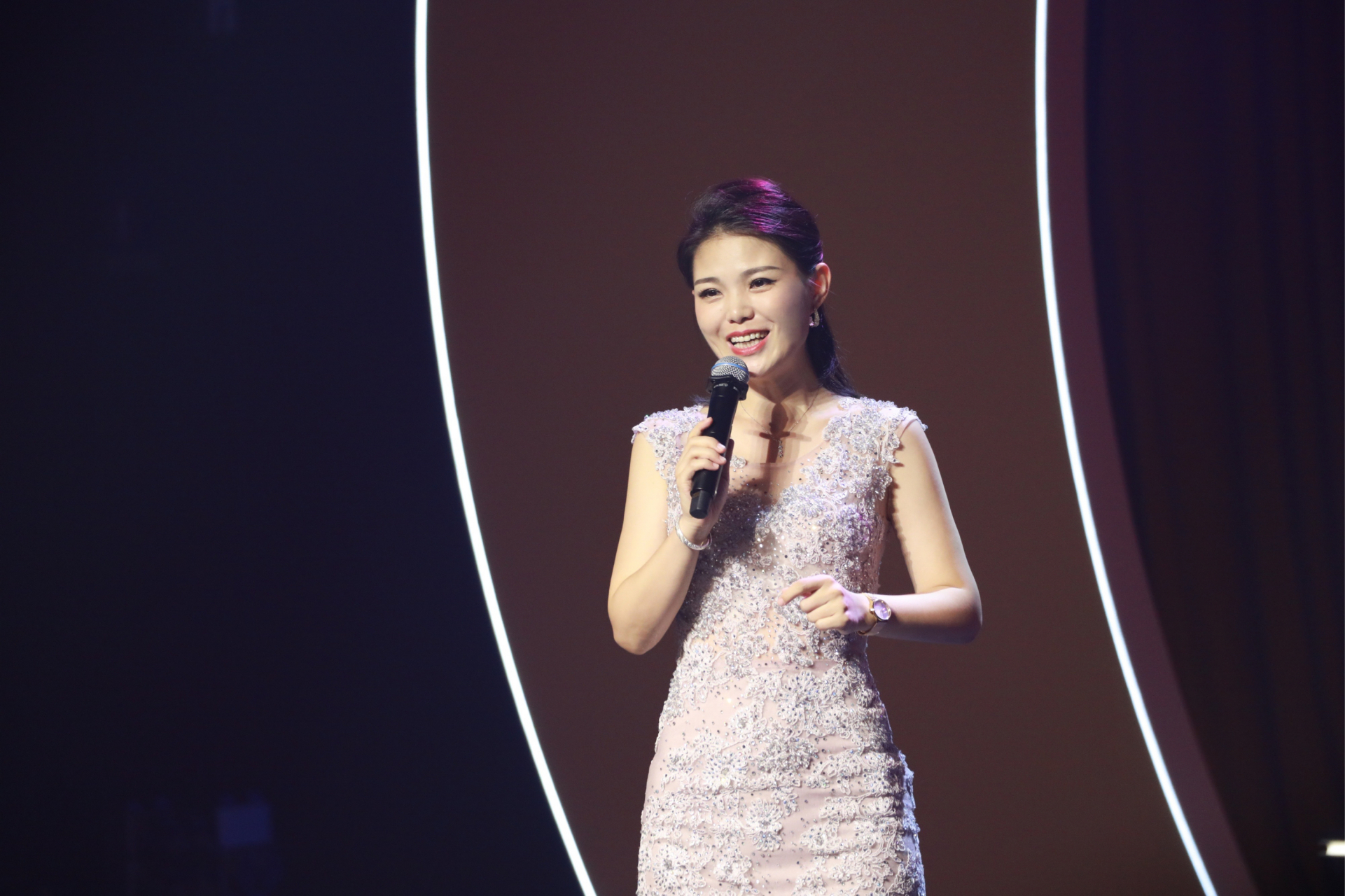 主持人杨冬梅简历  曾任: 股海传媒《股往金来》《空间设计》《旅游