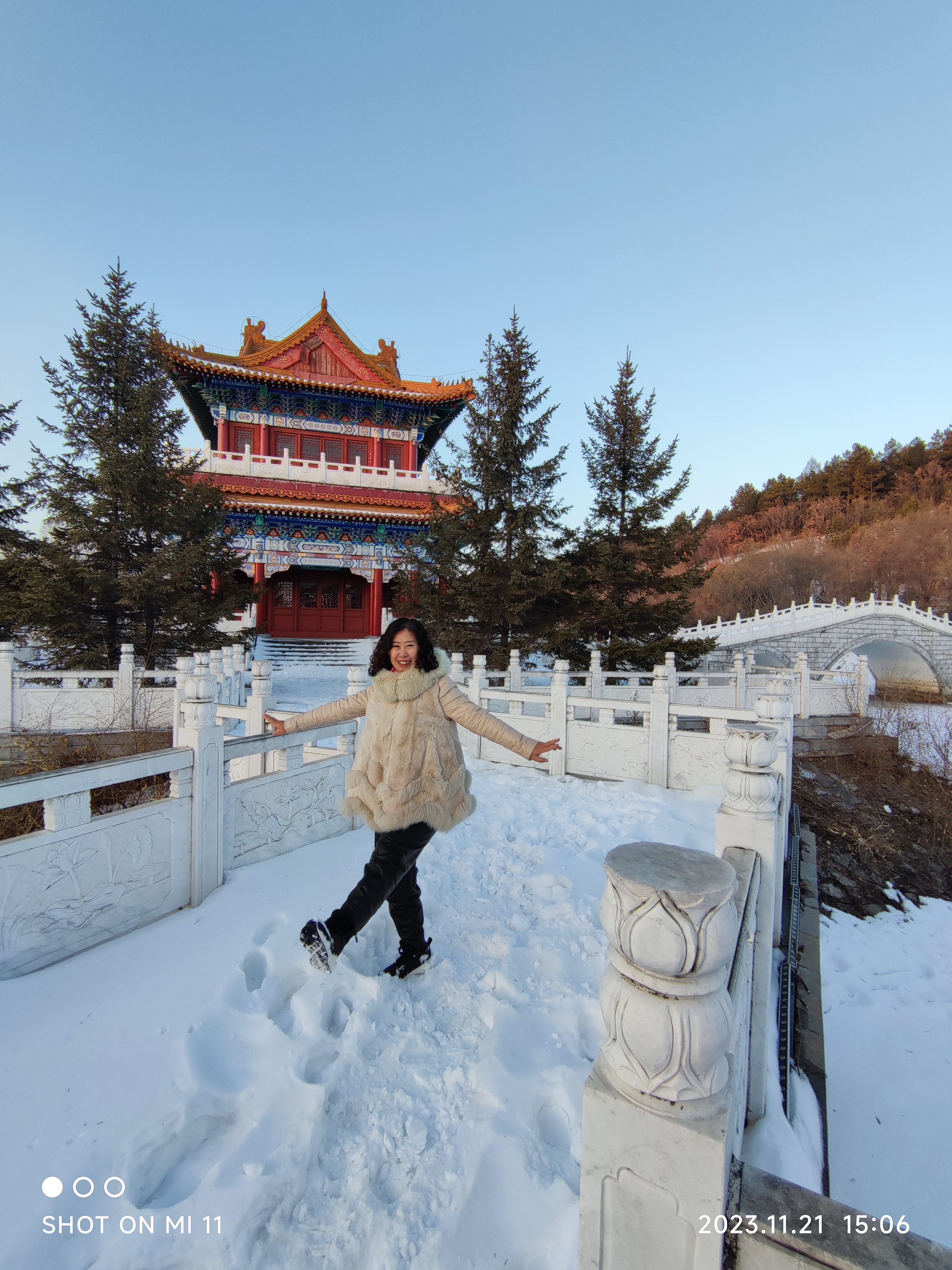 美女与雪景图片