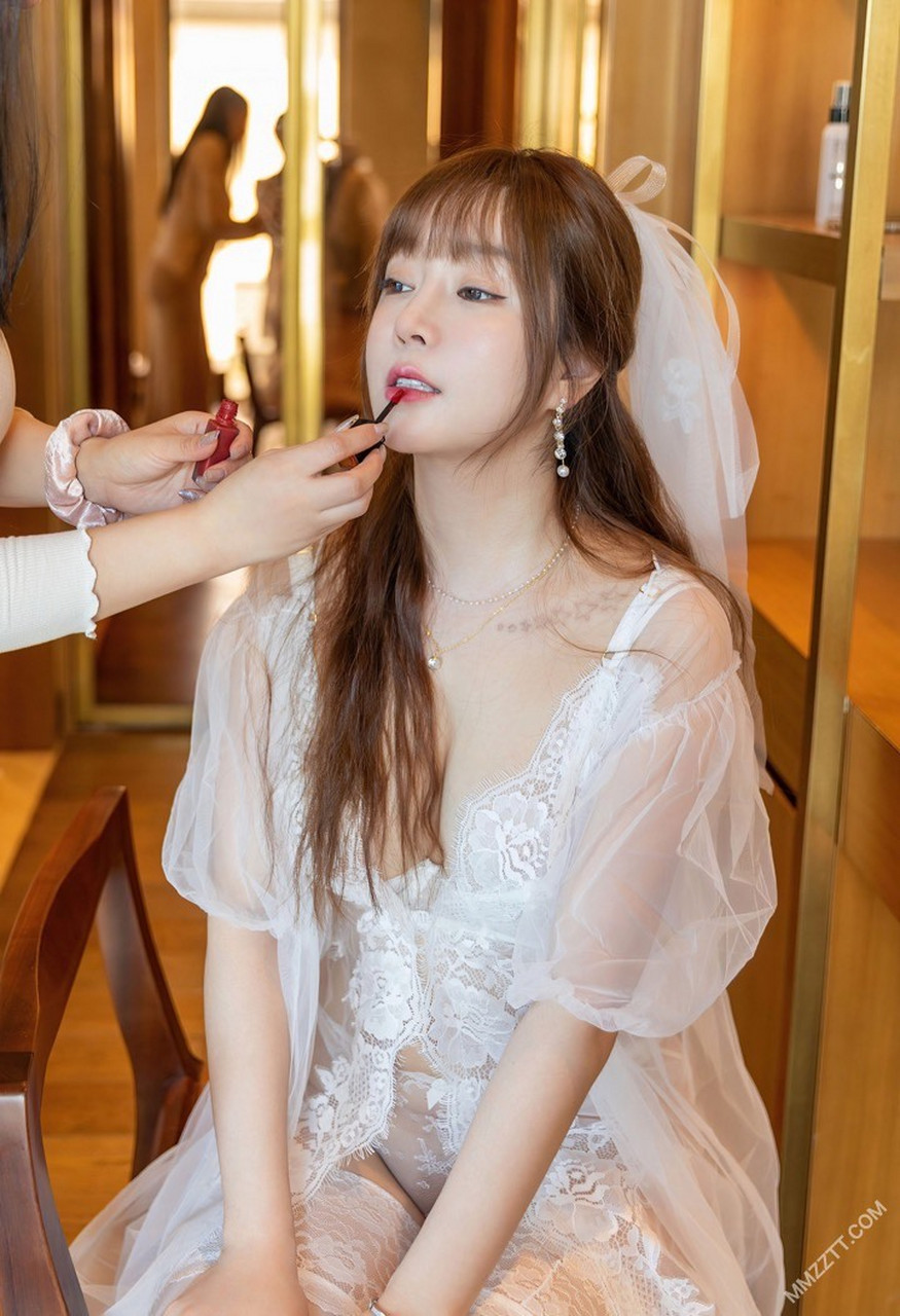 性感好身材# #杂志大片# 婚纱王一纯 照片上的你托腮凝眸,若有所思.