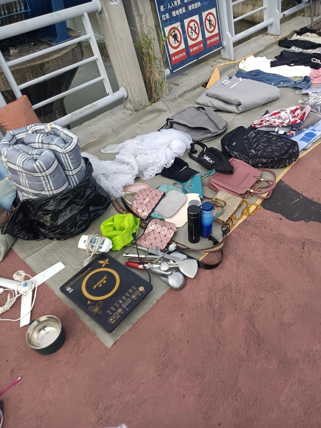 这座天桥上每天都有人摆摊,卖的全是些不知从何处弄来的旧物件,真的会