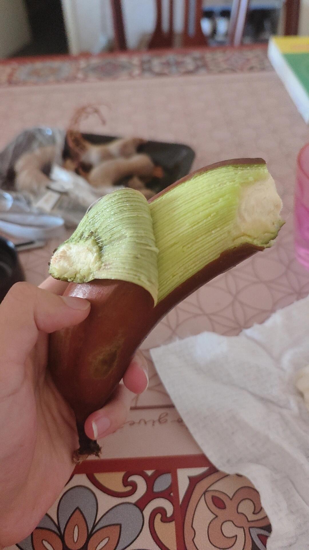 那个红皮香蕉,生的时候也是红皮的,要放到熟了再吃,熟了之后很红的