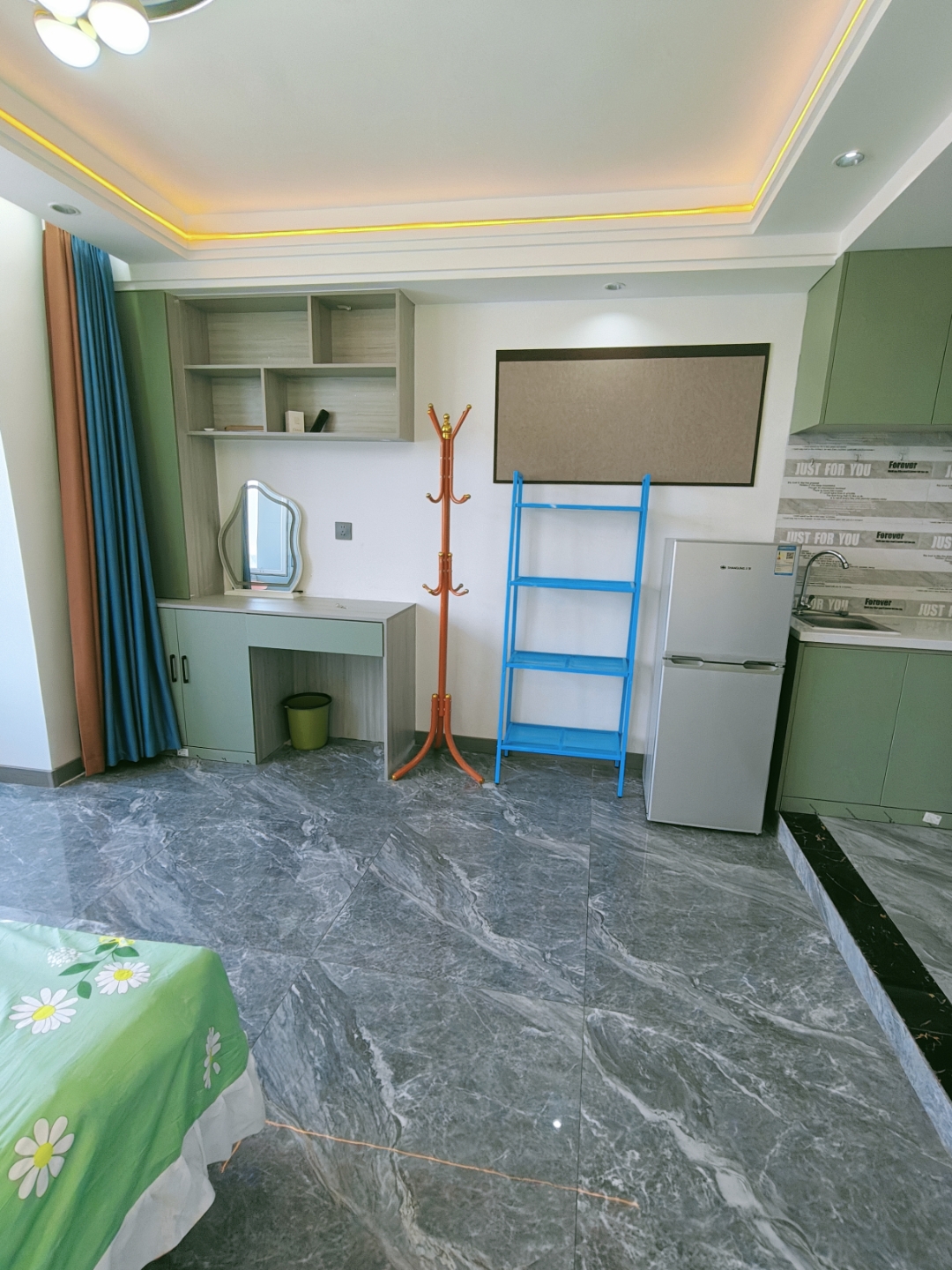 精装一室空调房 可短租月付押一付一 交通便利干净整洁