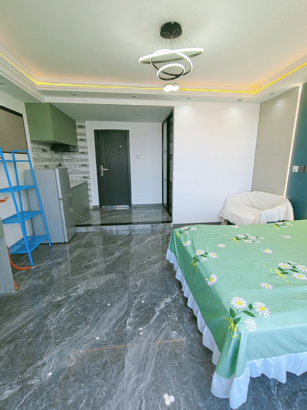 精装一室空调房 可短租月付押一付一 交通便利干净整洁