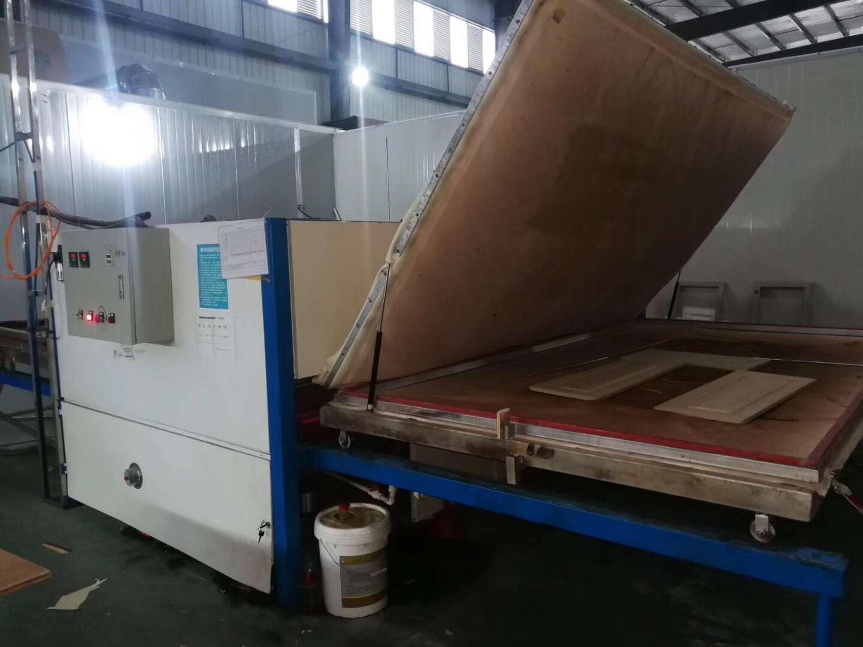 真空木纹转印机,该机型采用盖膜式或抽袋式抽真空转印; 适用范围