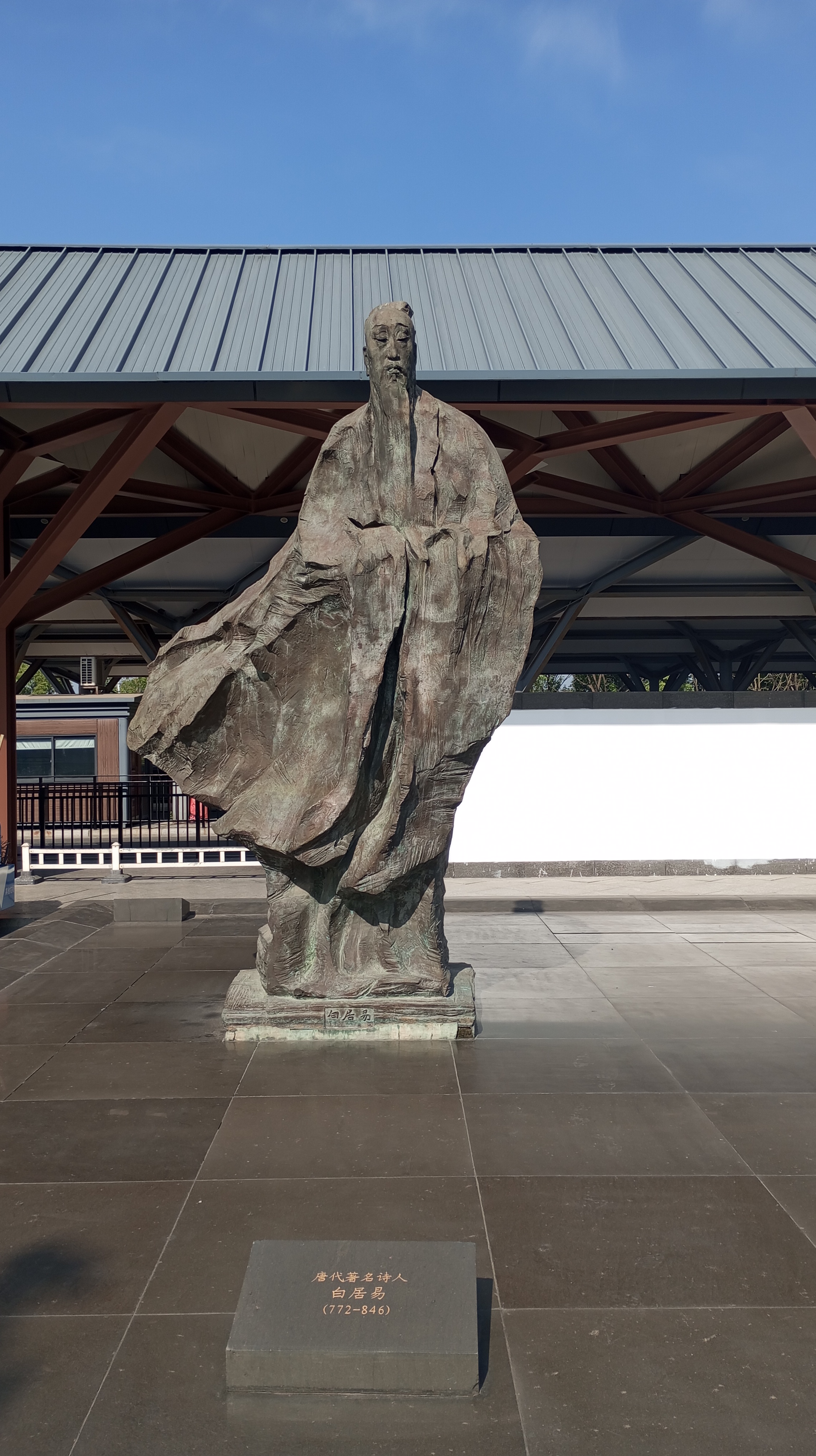 苏州站前白居易雕像