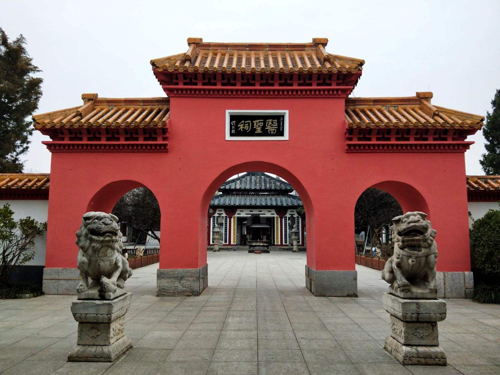 今天参观了医圣祠,感受到了历史的厚重与文化的深远影响