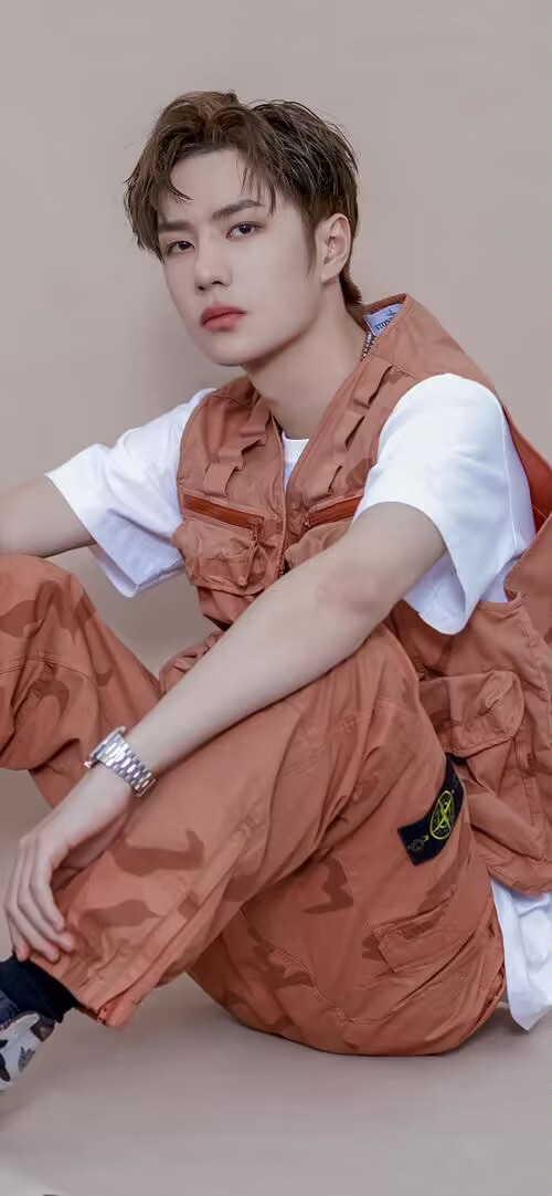 1,有人雇私生跟王一博  2,谭松韵目前接剧的市场评级正常是a ,运气好