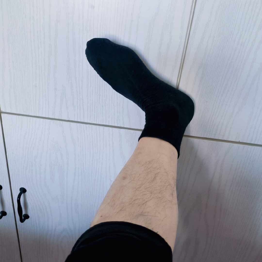 看这位模特的下半身,左腿高高抬起,脚趾朝天,右腿则笔直伸展在地面上