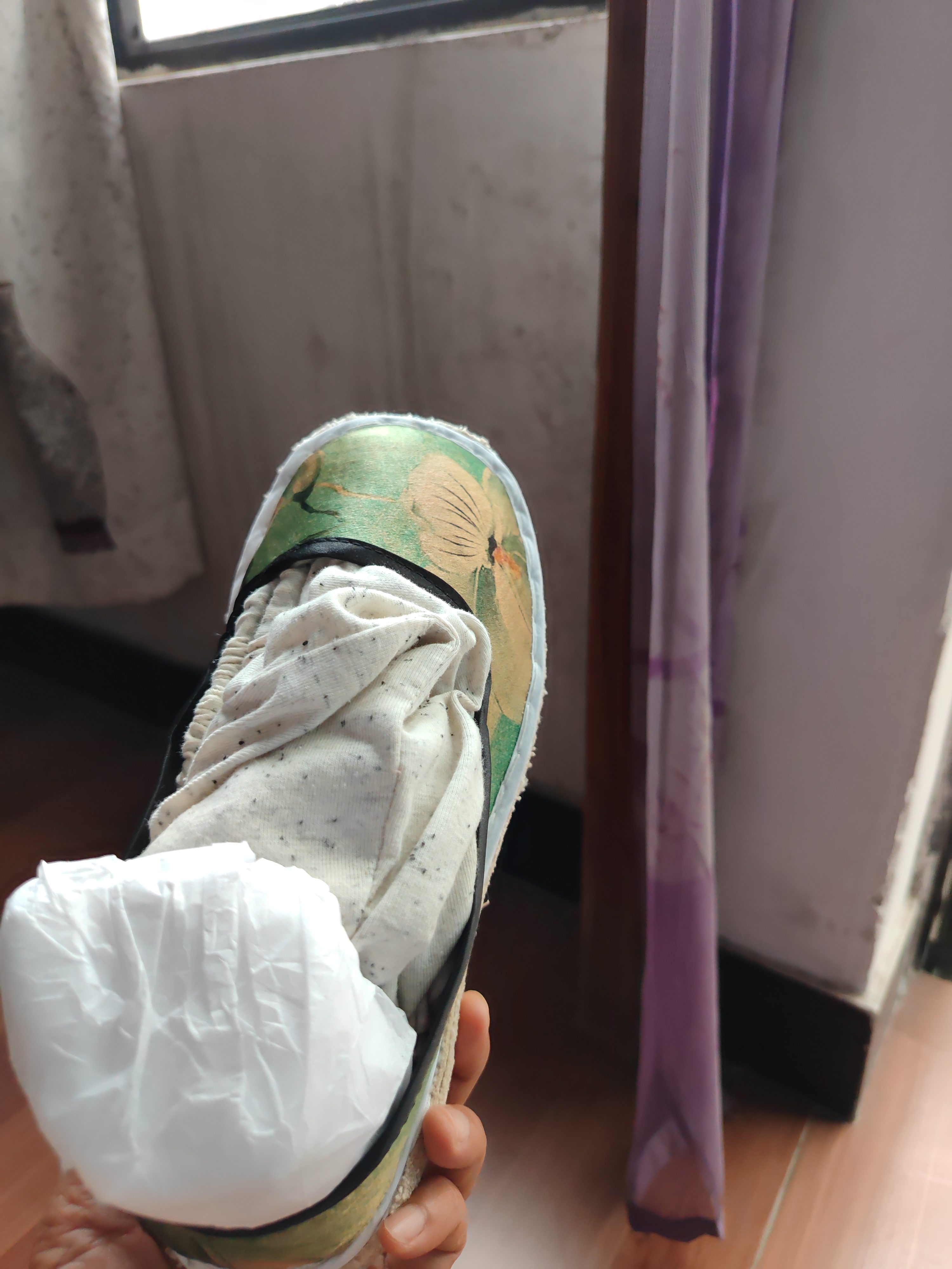 这是老妈做的手工布鞋,鞋底是手工纳的千层底,鞋面用了香云纱,防滑