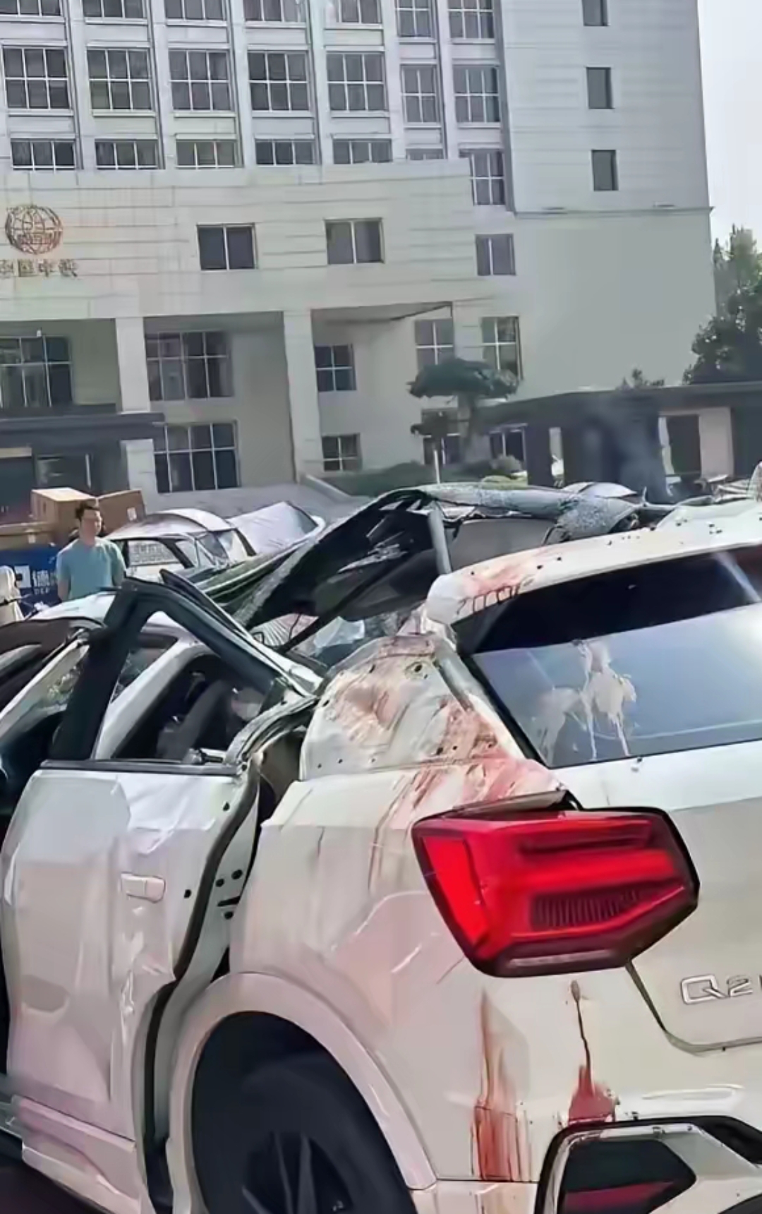 在陕西,发生了一起令人悲痛的事件,一位女子从高处坠落,砸中了楼下