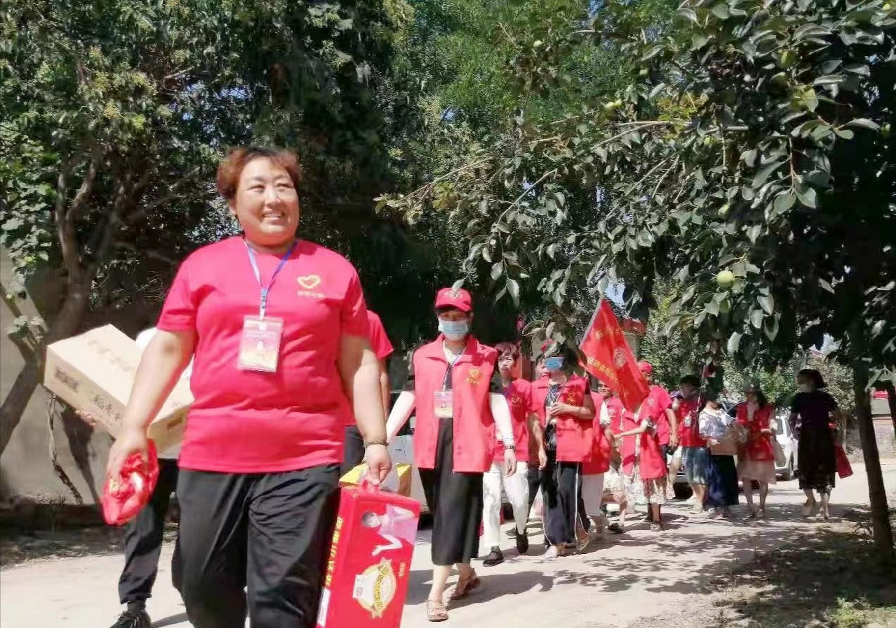情洒公益路.         郭素霞是河南省临颍县蔬菜经营户.