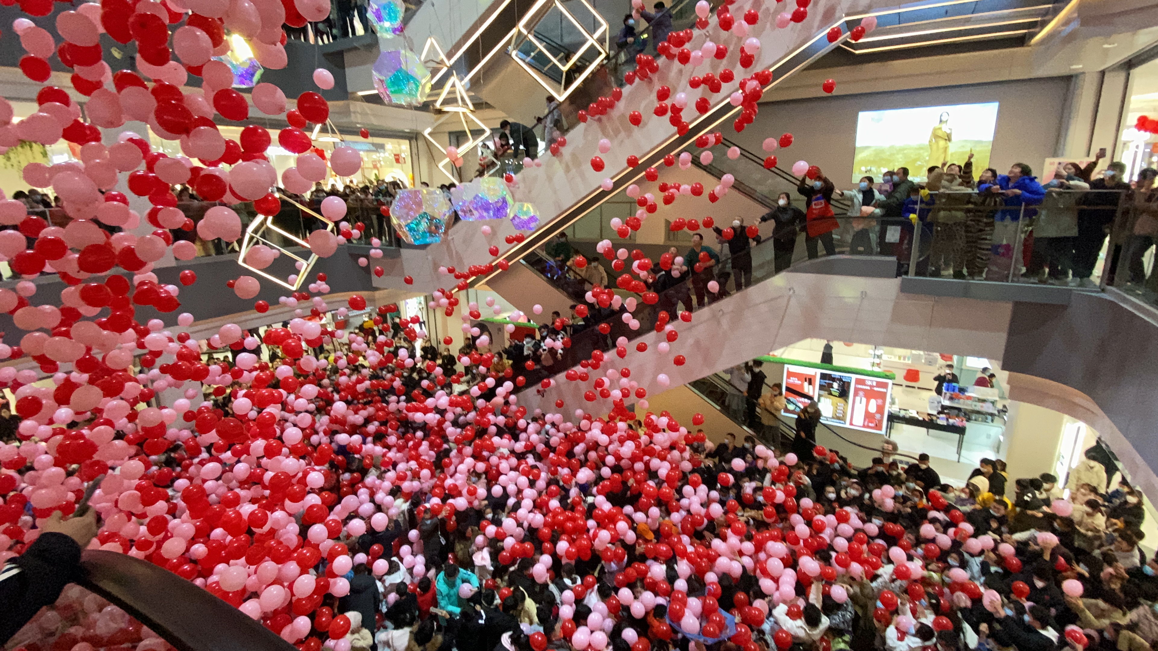 13月31号晚上17:30分,临颍县东方国际亿洲城,人头攒动,气氛热烈