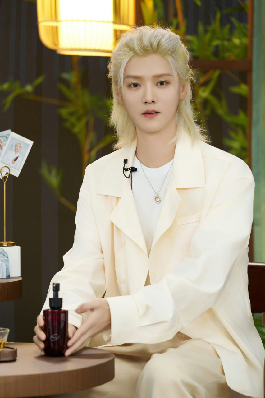 老实说,你喜欢鹿晗这个发型吗?