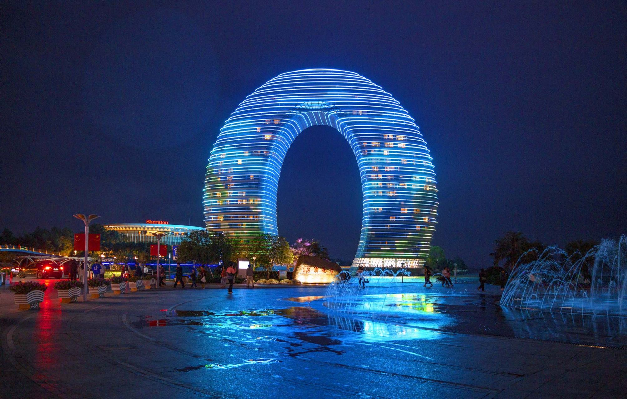 中国湖州喜来登温泉度假酒店, 这座国内首家水上白 金七星级酒店,位于