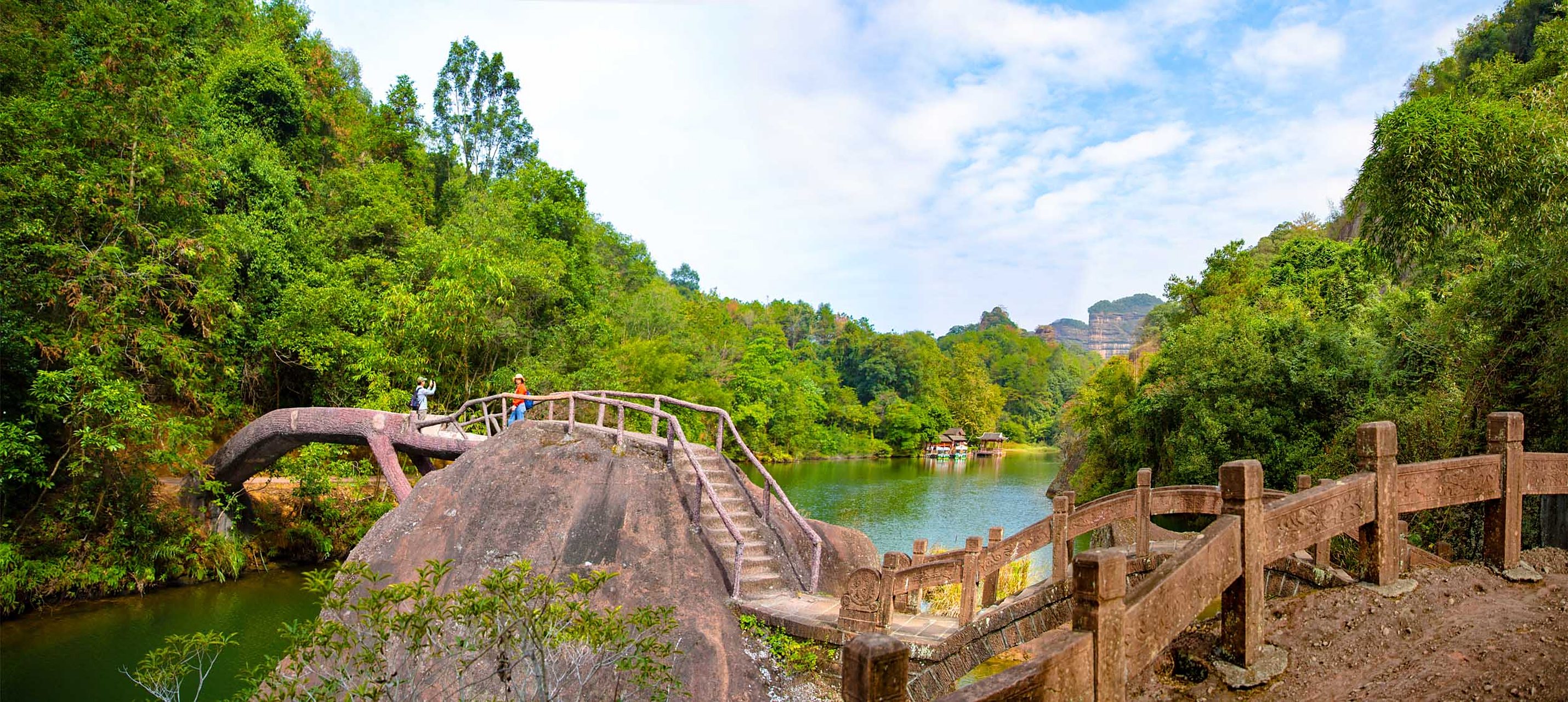 丹霞山翔龙湖位于长老峰南侧,因其湖面轮廓酷似一条腾飞的龙而得名