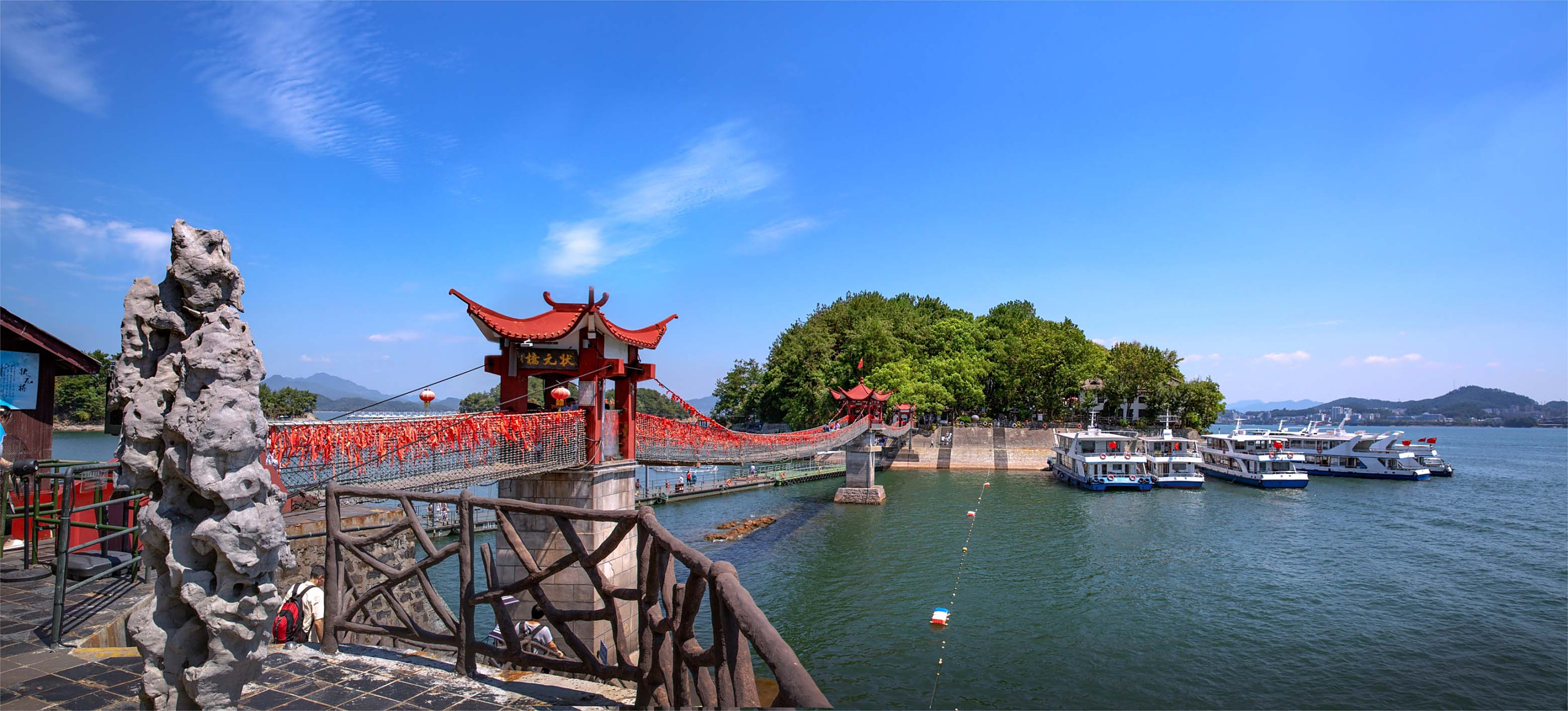 梅峰岛是千岛湖景区登高观湖揽胜的最佳处,顶上分东观景台和西观景台.