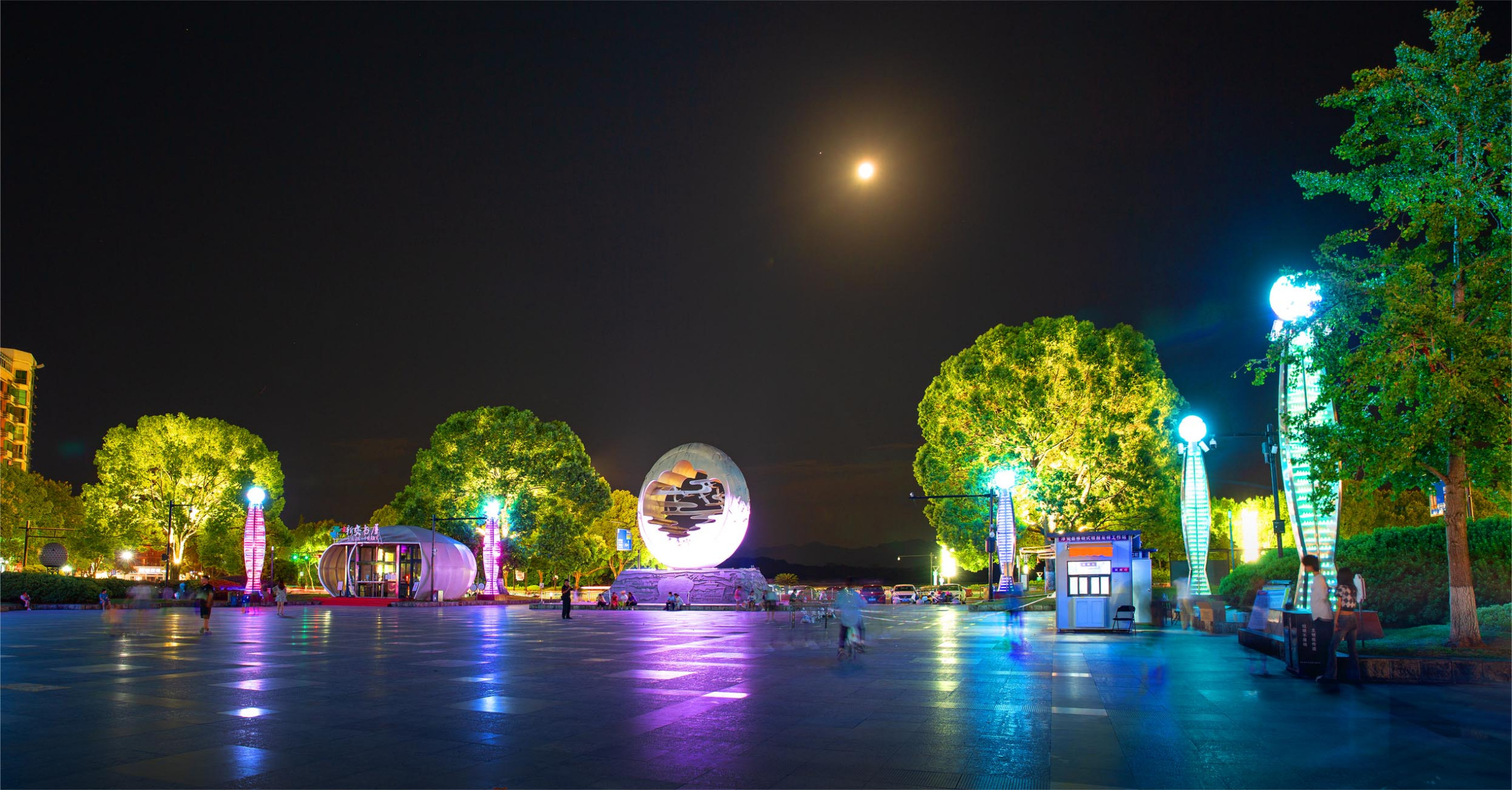 梅峰岛是千岛湖景区登高观湖揽胜的最佳处,顶上分东观景台和西观景台.