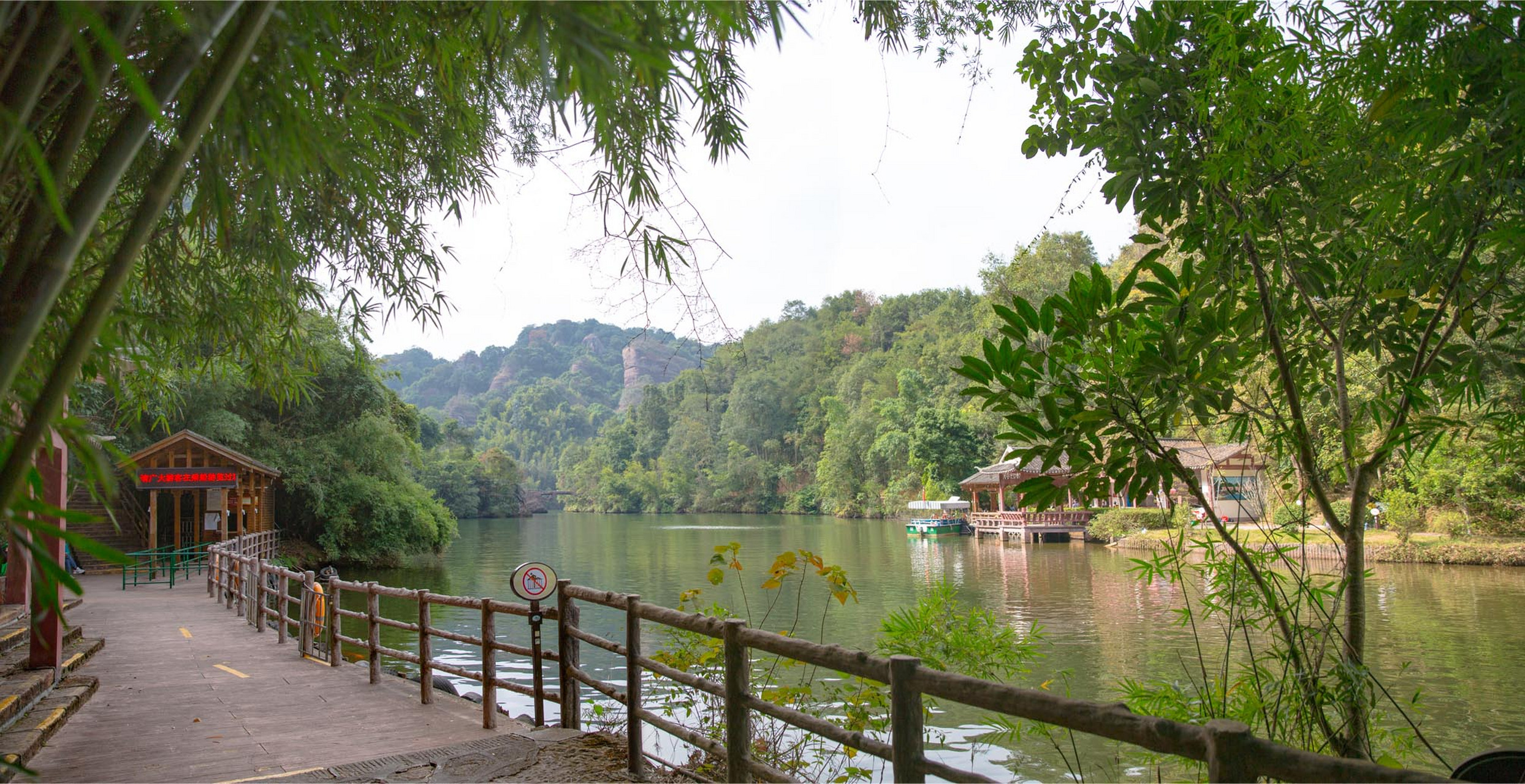 丹霞山翔龙湖位于长老峰南侧,因其湖面轮廓酷似一条腾飞的龙而得名