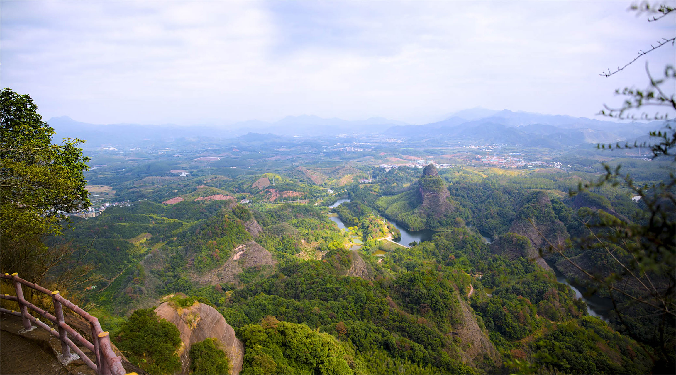 舵石位于丹霞山主山北侧的尽头,三面绝壁,右僧帽,韭菜,左锦江,睡美人