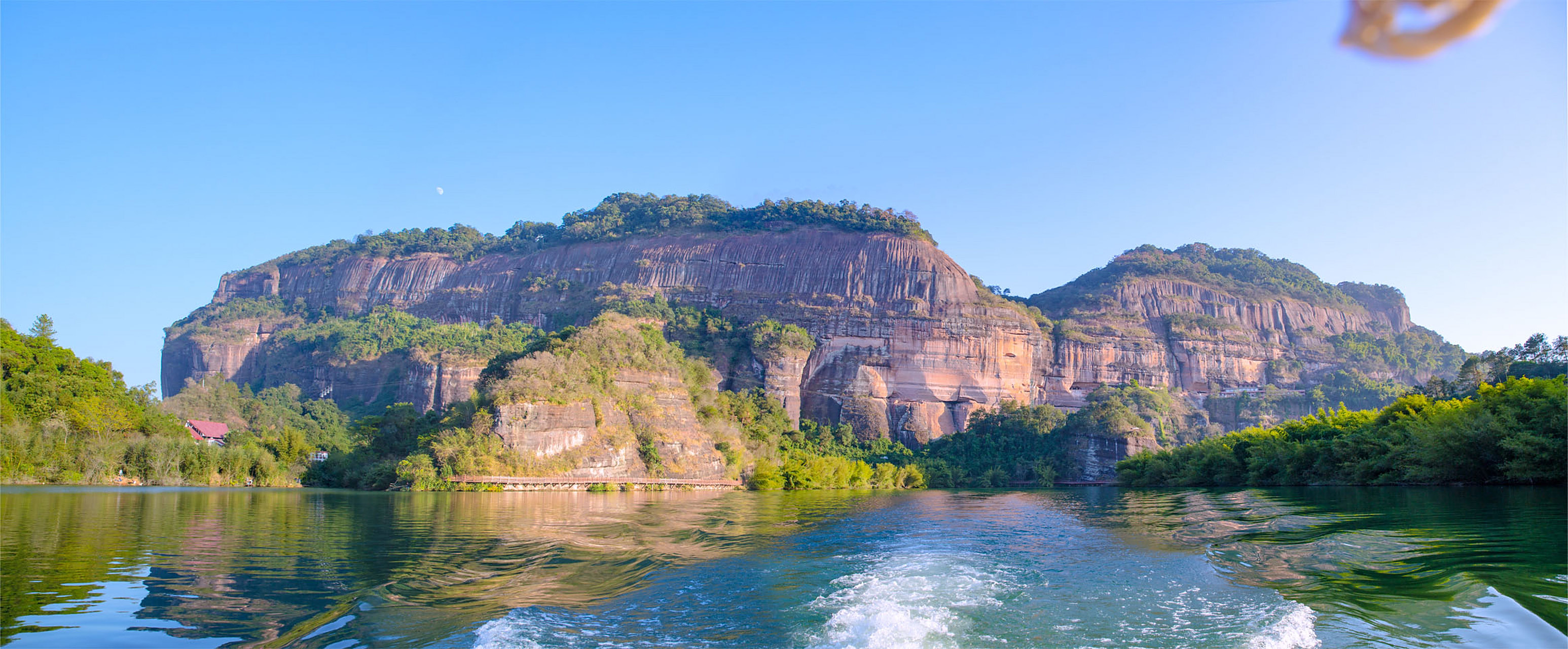 在广东丹霞山景区内的锦江游船基地---"水上丹霞" !