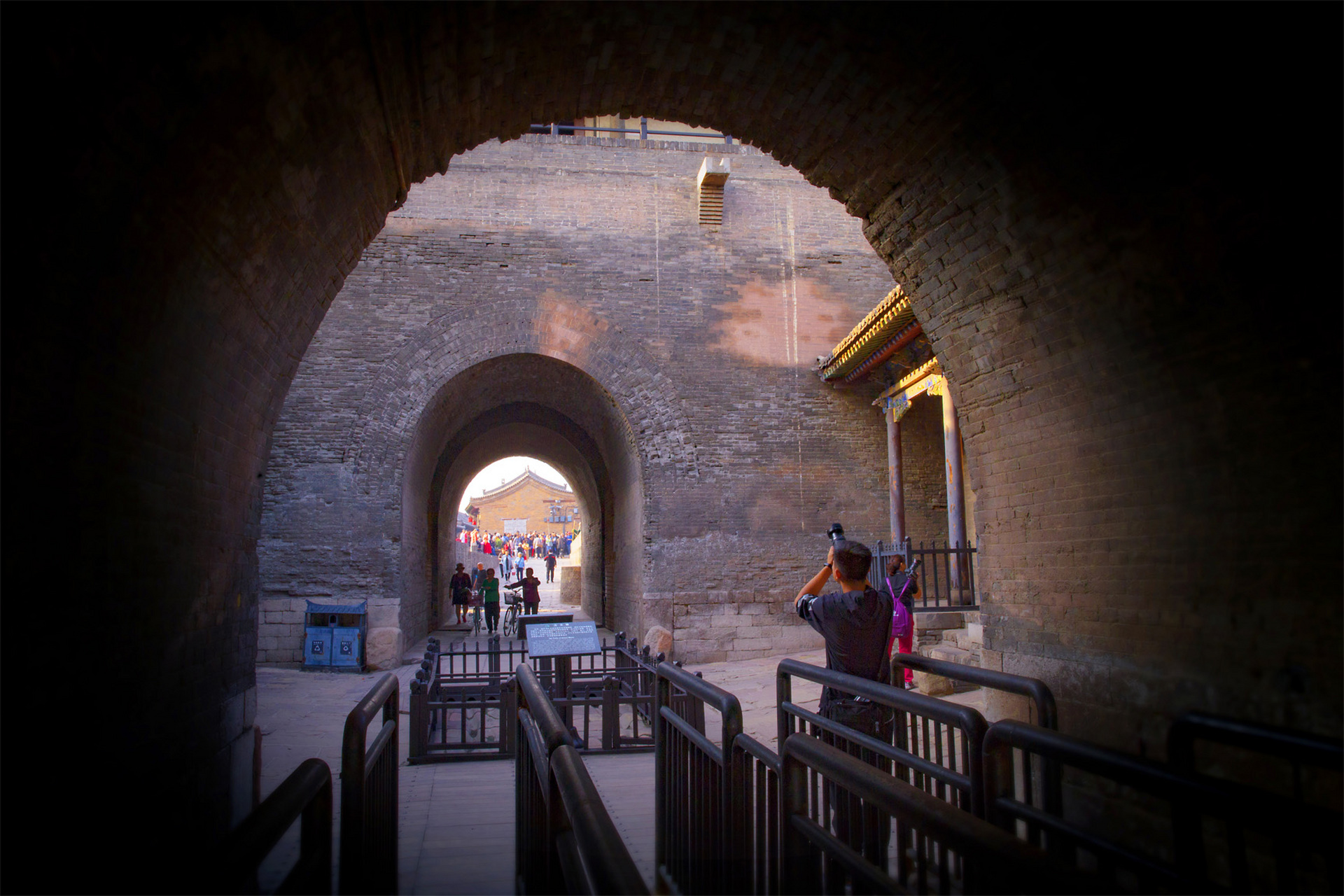 平遥县位于山西省中部,四周与介休,祁县,文水,汾阳,沁源等县市接壤.