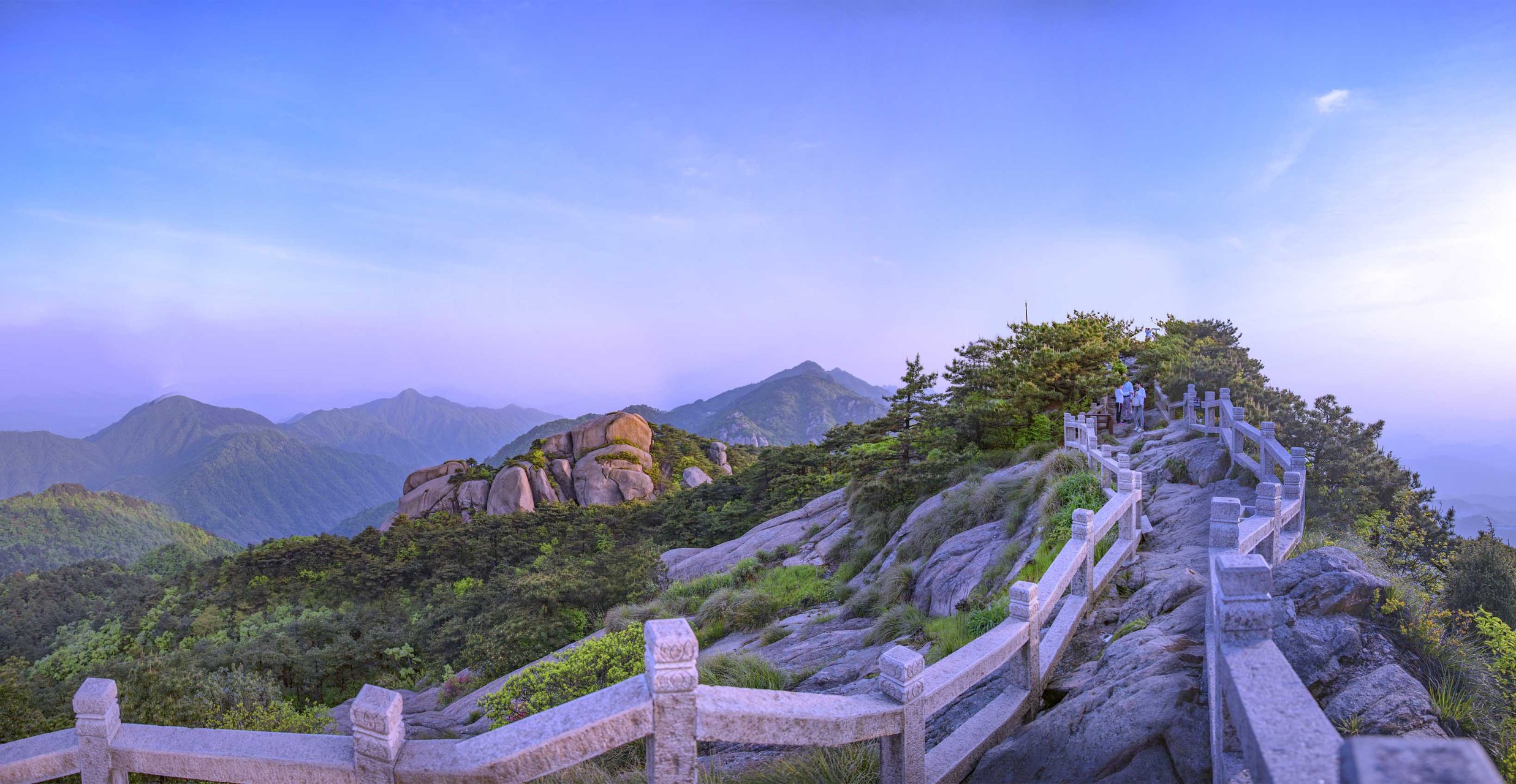 九华山,古称陵阳山,九子山,为"中国佛教四大名山"之一,位于安徽省池州