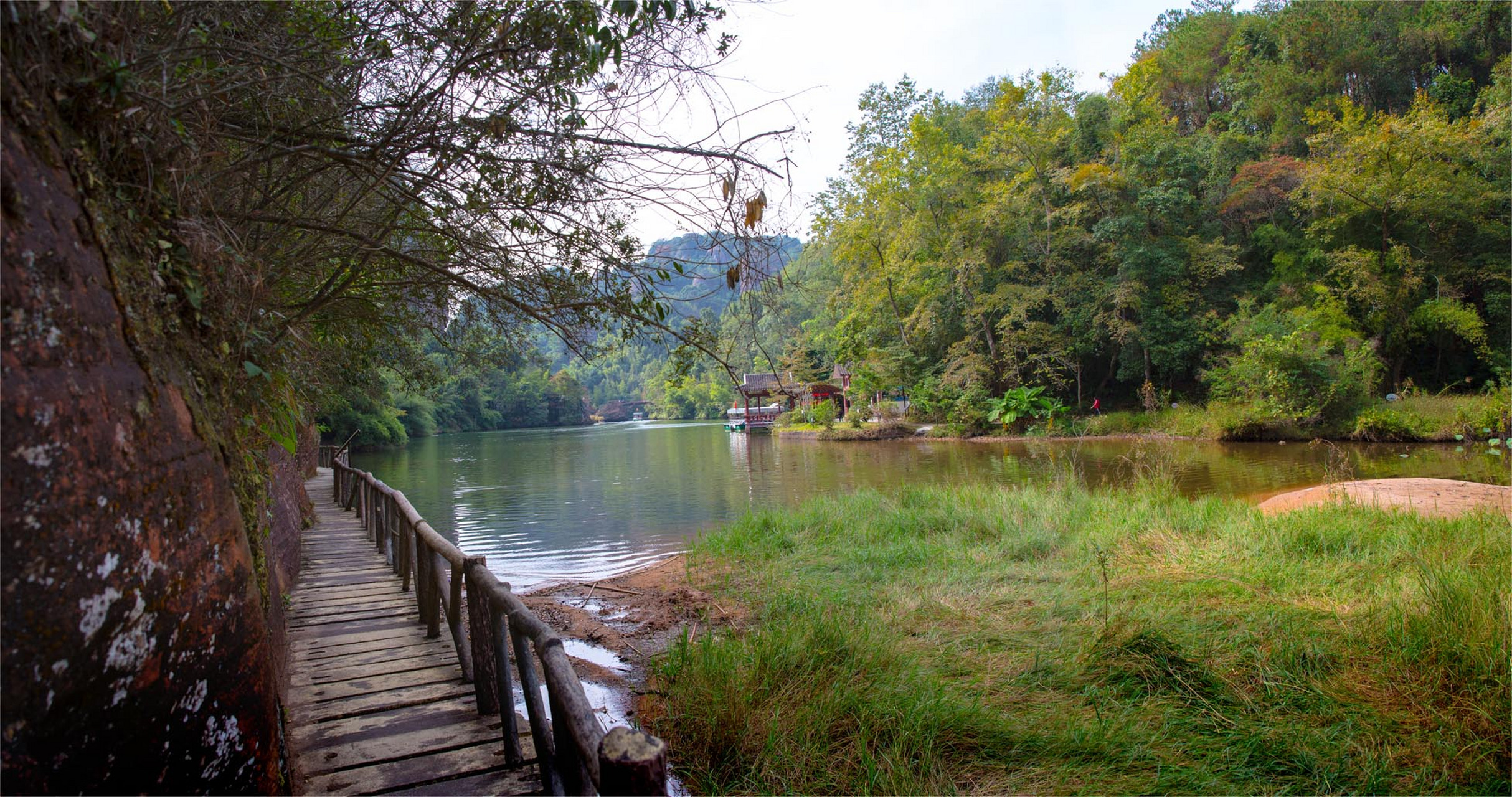 丹霞山翔龙湖位于长老峰南侧,因其湖面轮廓酷似一条腾飞的龙而得名