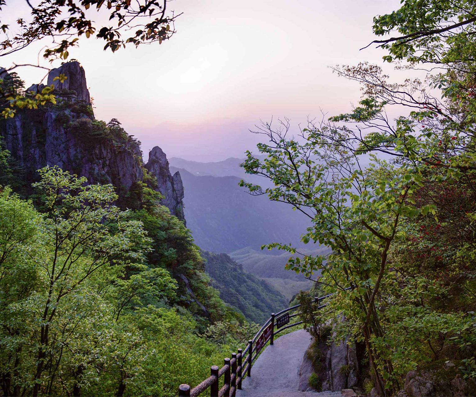 九华山,古称陵阳山,九子山,为"中国佛教四大名山"之一,位于安徽省池州