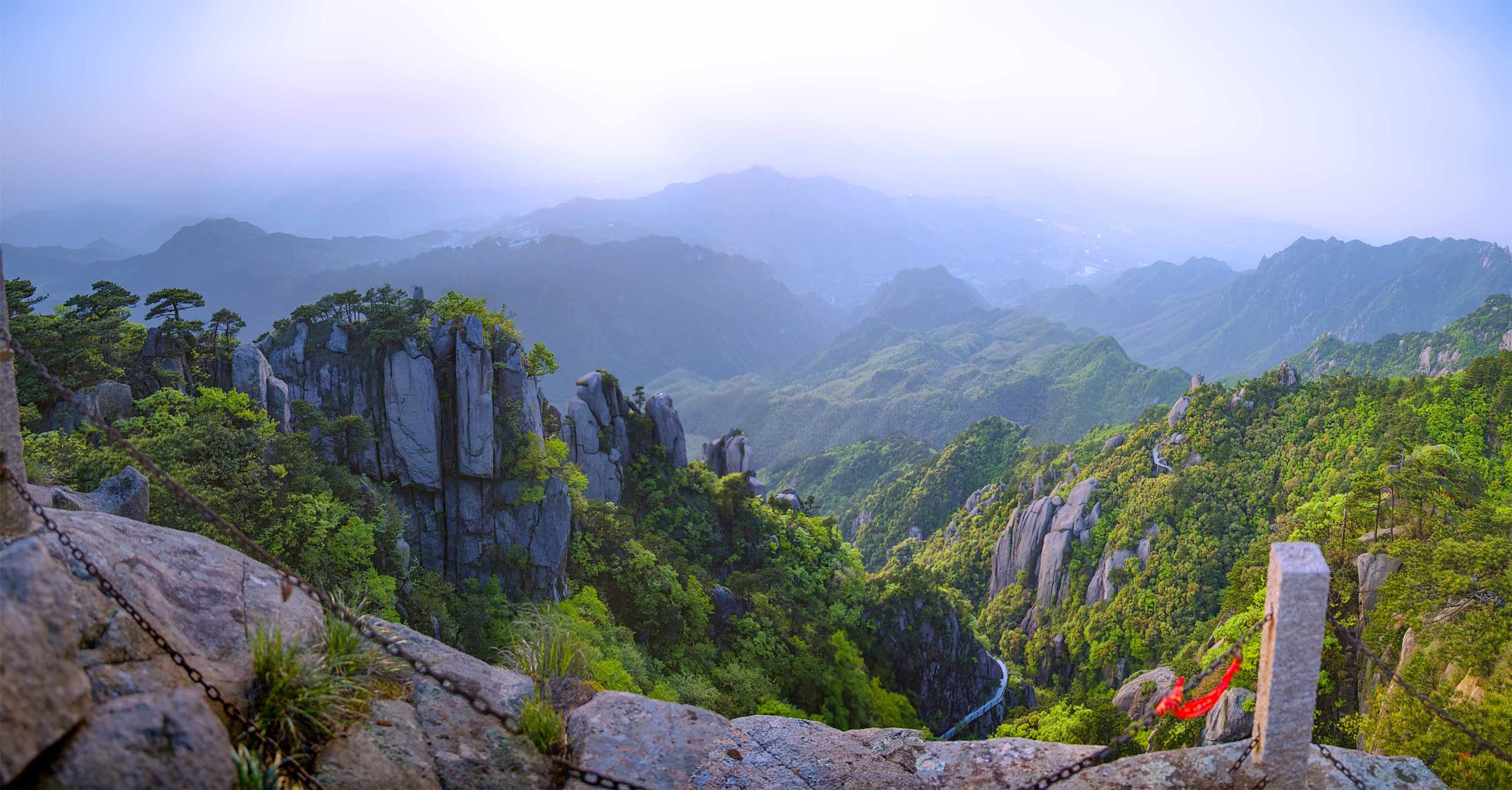 九华山,古称陵阳山,九子山,为"中国佛教四大名山"之一,位于安徽省池州