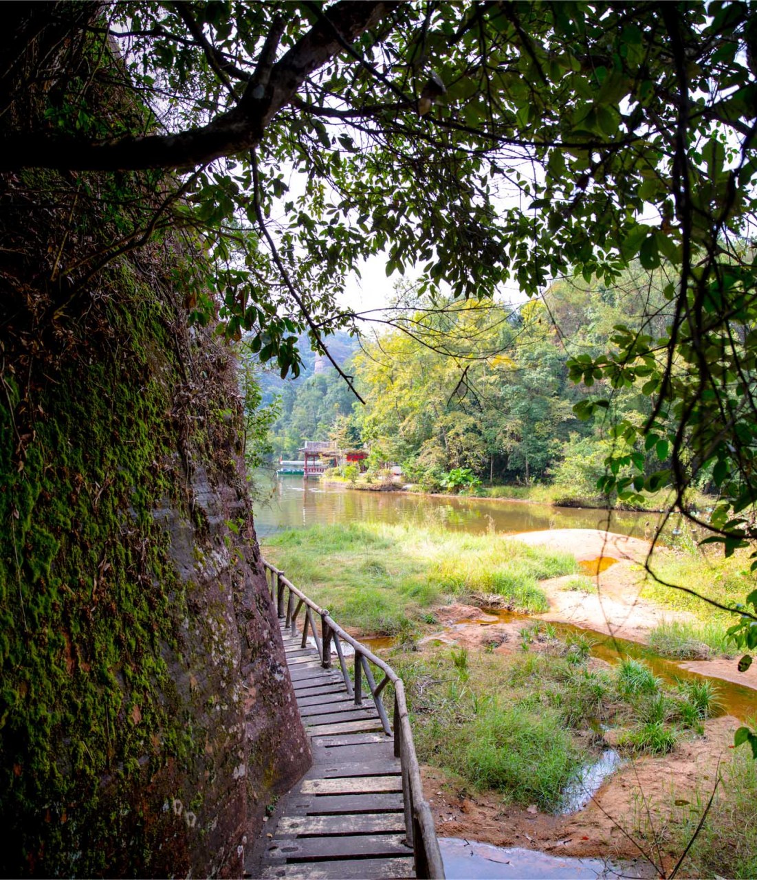 丹霞山翔龙湖位于长老峰南侧,因其湖面轮廓酷似一条腾飞的龙而得名