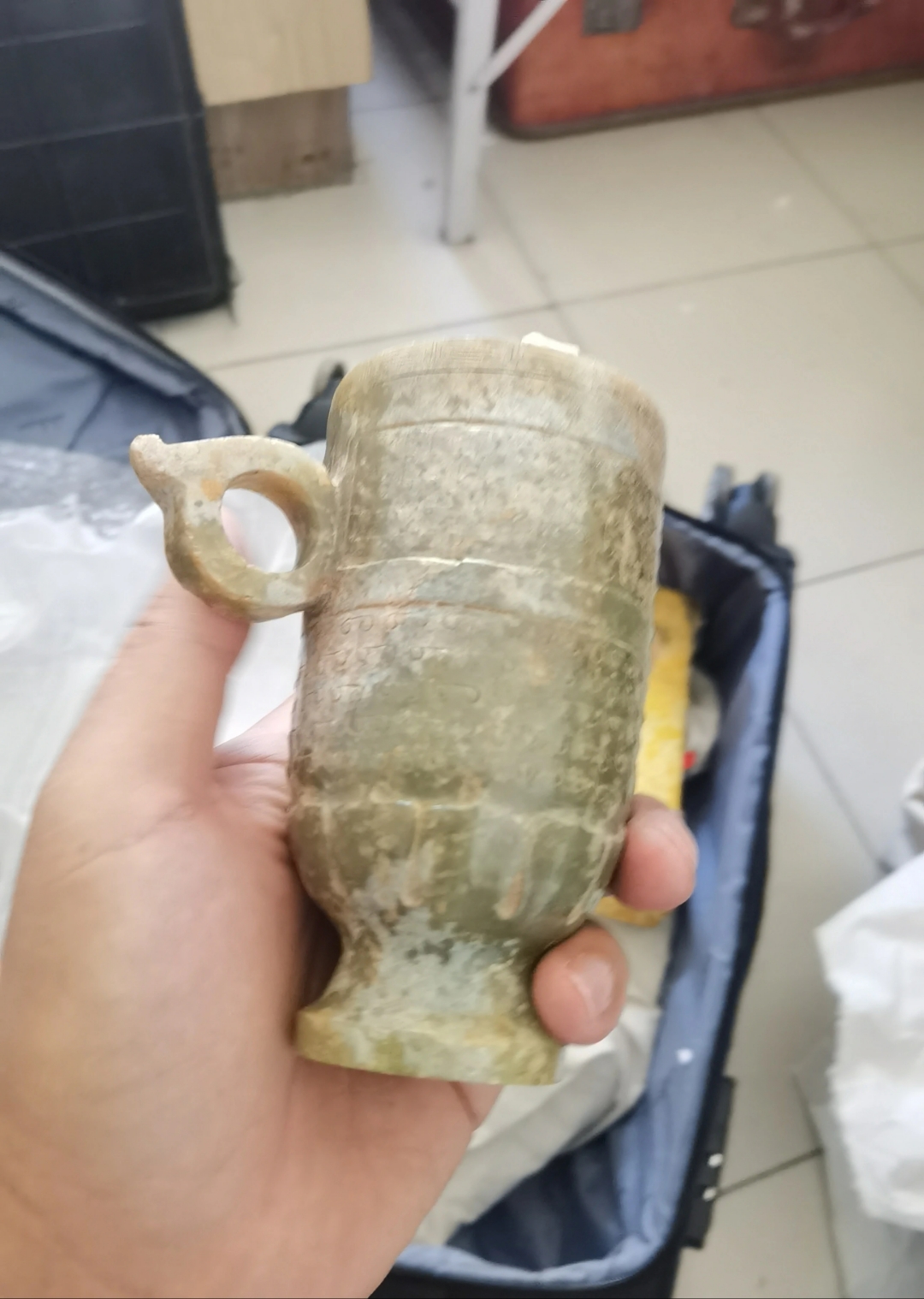 古玉有缘,几年前收了一只战汉风格玉杯,缺了个盖子,5月3号偶而翻出此