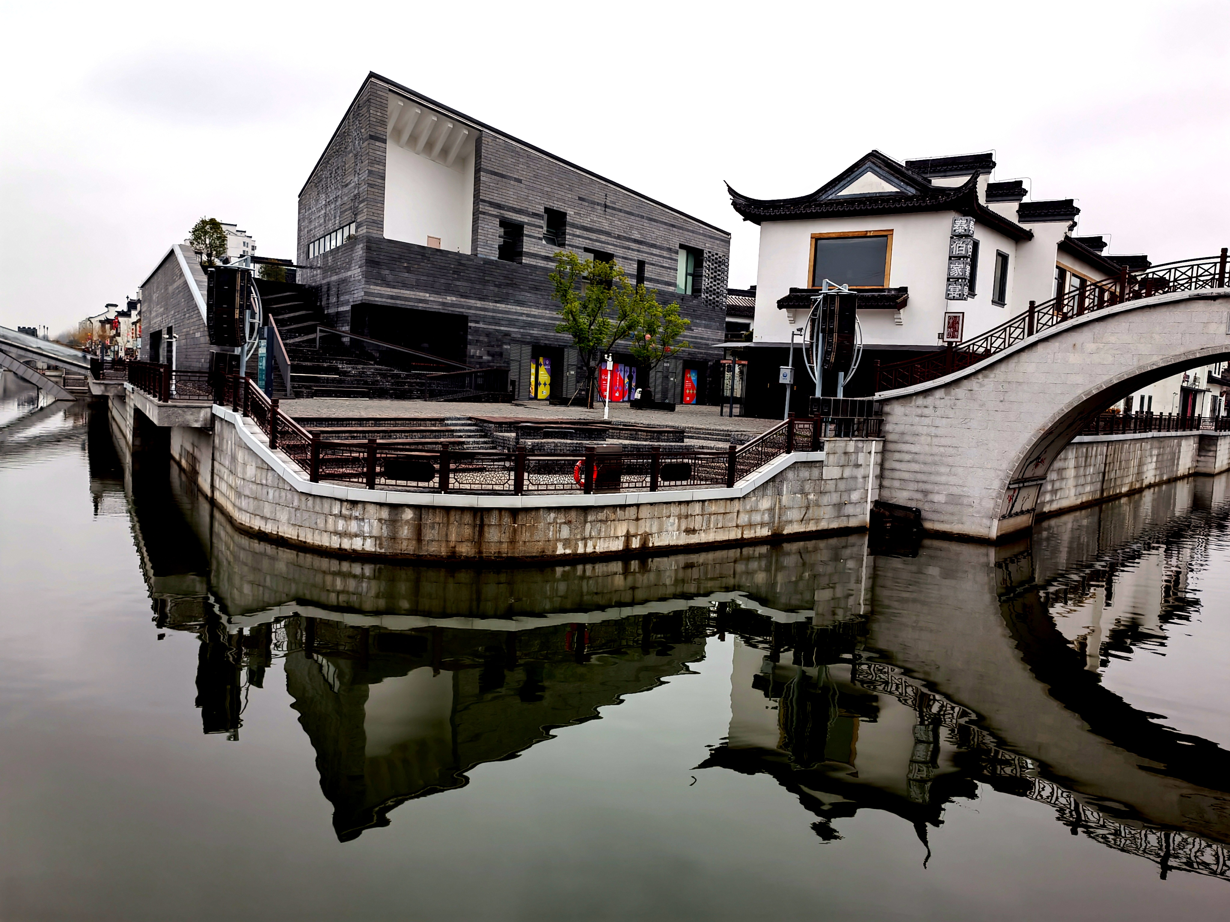 梅里古镇地铁图片