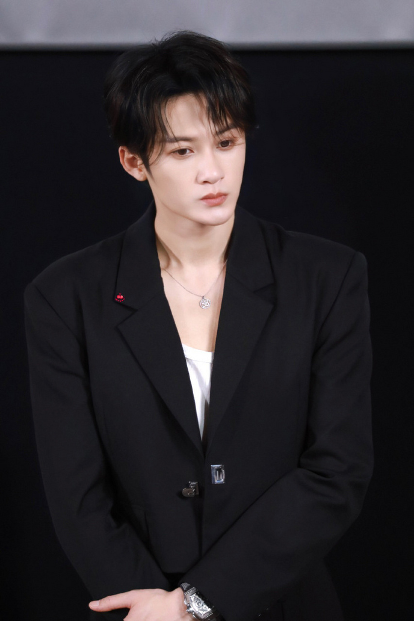 1,檀健次这边主动找了杨紫拍合体物料,不过仨男演员团队最近都没少