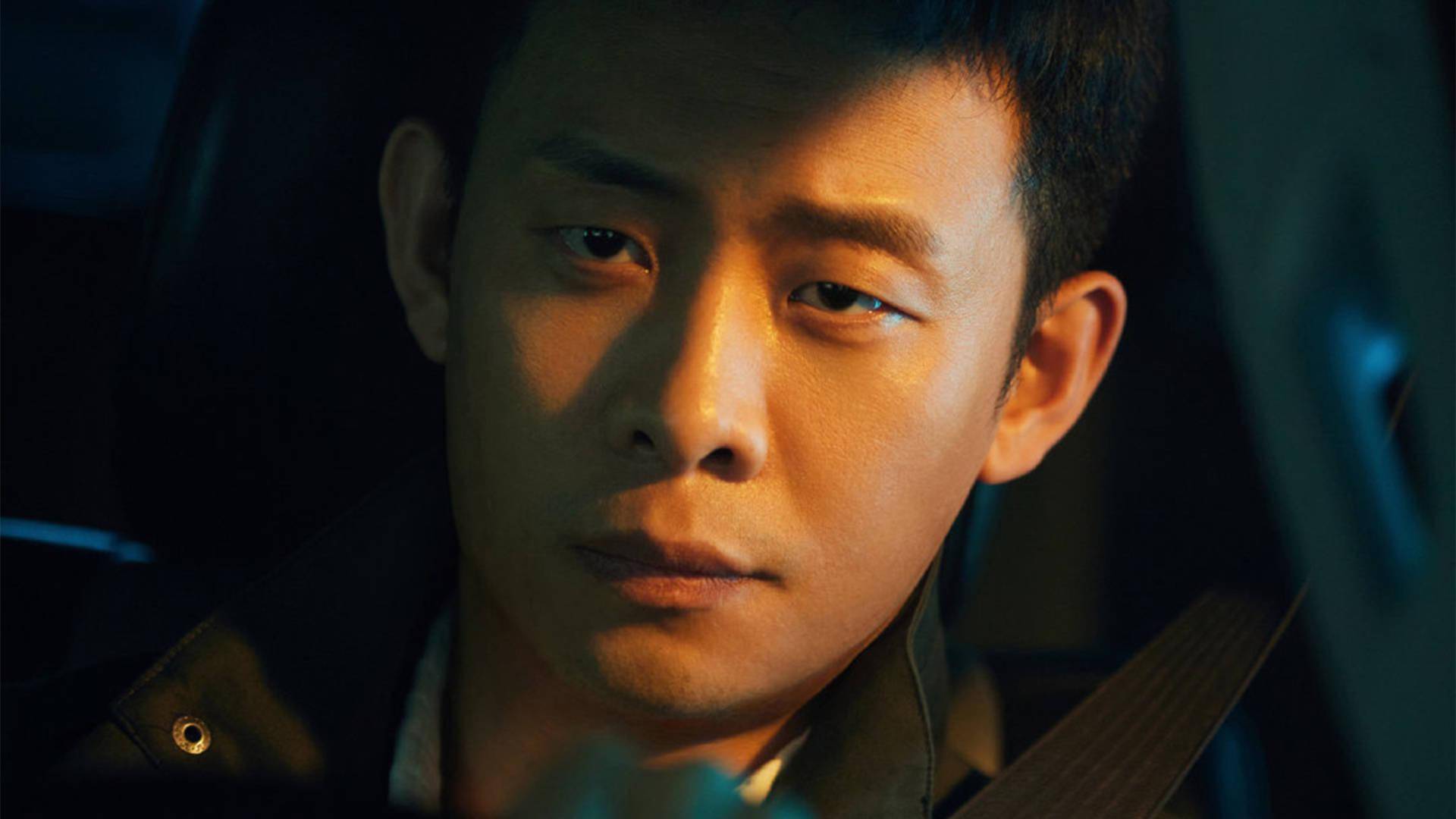 疲惫中的不屈眼神,张译的深邃凝视总能触动人心.