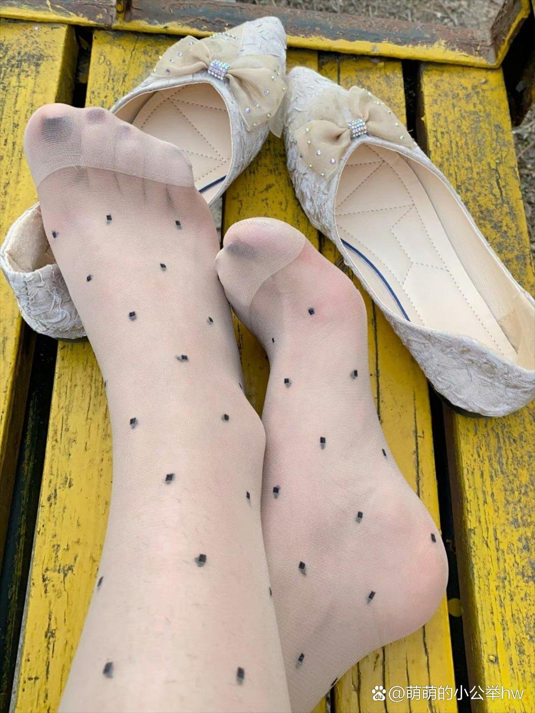 今日份的小确幸,就是换上了新买的蝴蝶结单鞋,配上黑点丝袜,心情