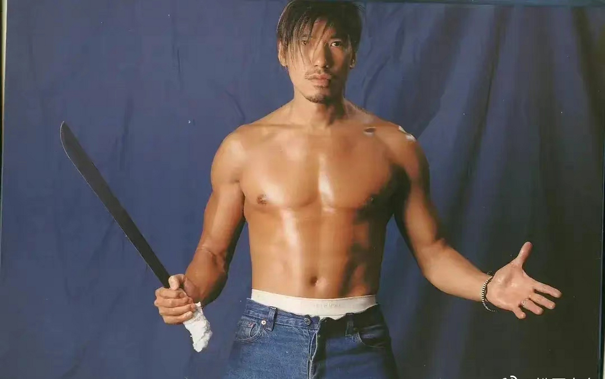 真是岁月不饶人,曾经一身肌肉的张耀扬,如今变成须发皆白的老爷爷.