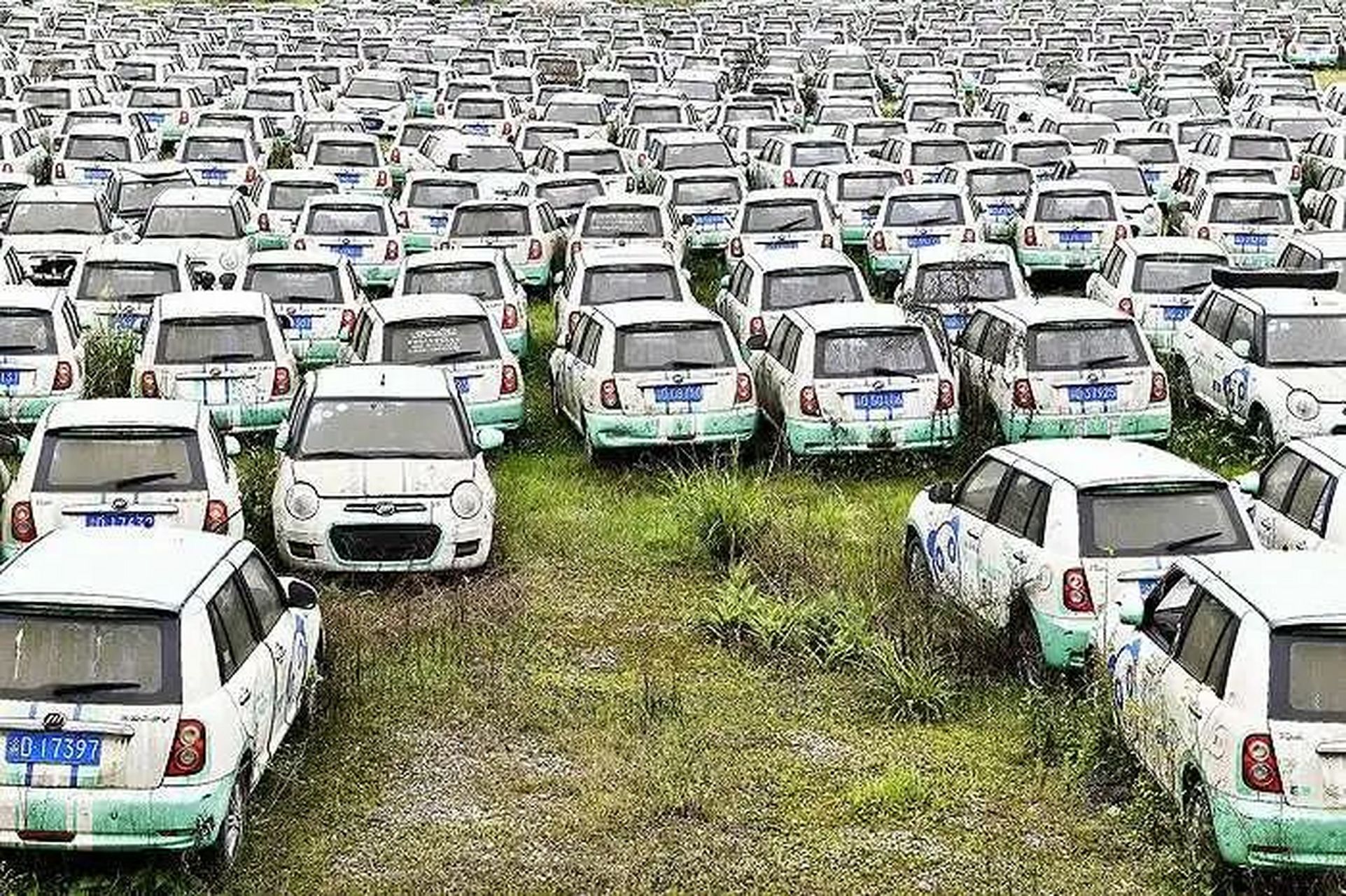 网友:看到了镜头下的"汽车坟场",才知道消失的共享汽车都去哪儿?