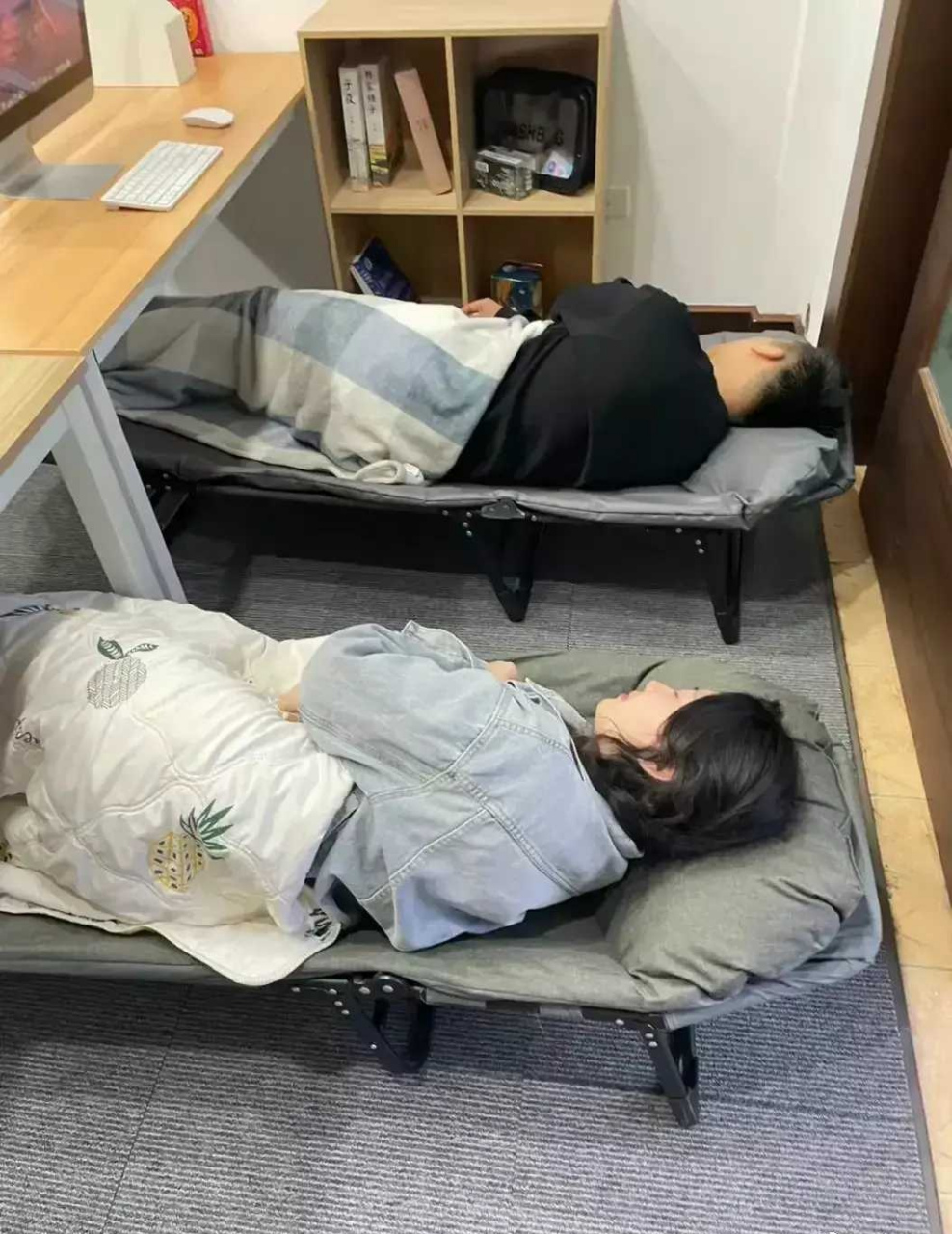 网友:办公室这样午睡,能休息好吗?