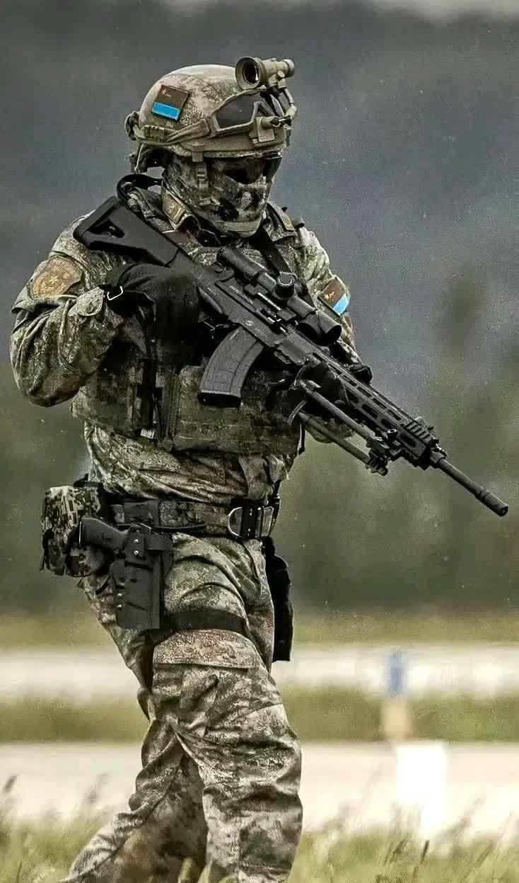 中国军人发展到这样子实在不容易,全副武装威武霸气的样子让我们感到