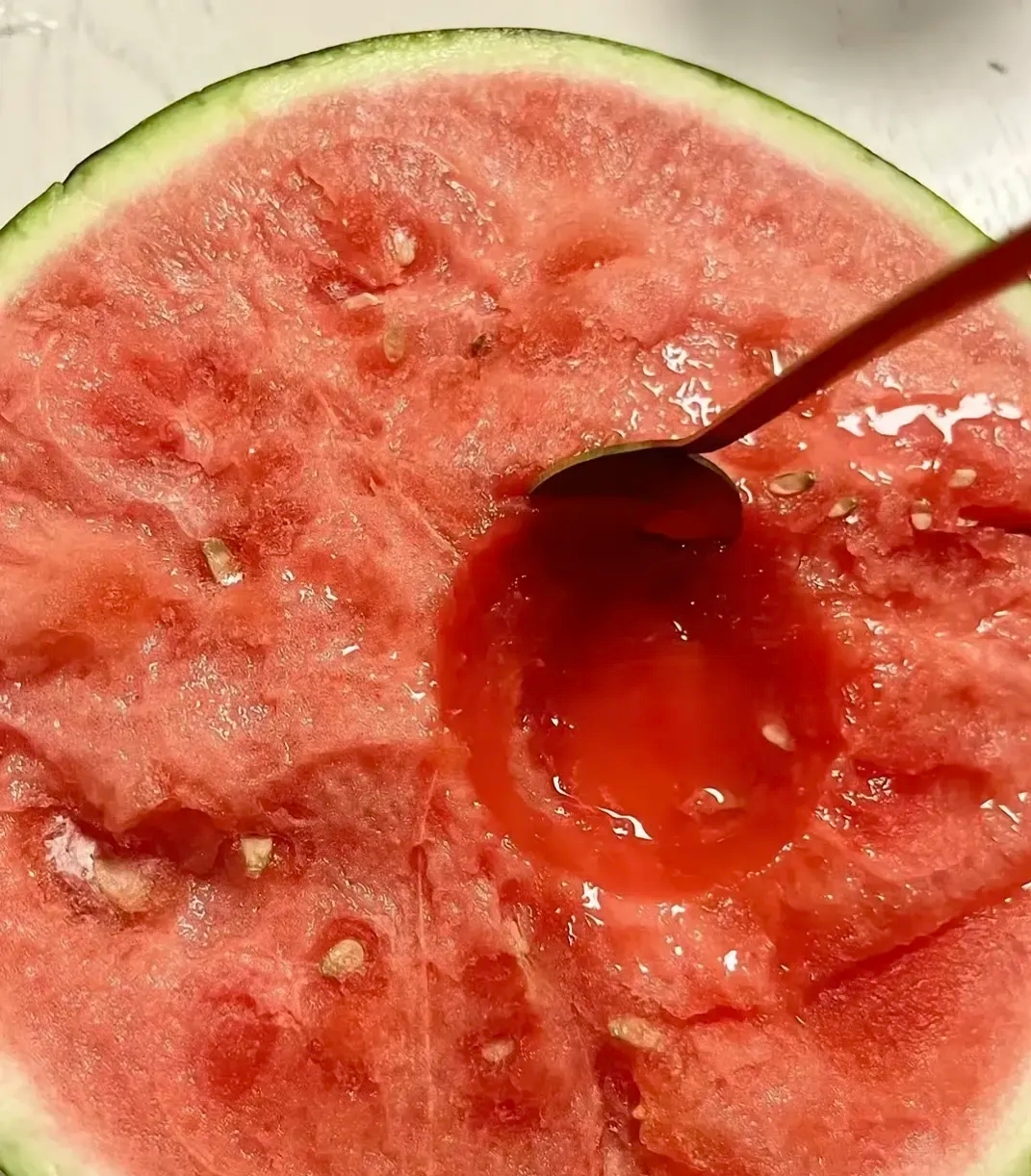 今天下班回家时在水果店买了半块西瓜,用勺子挖着吃,感觉挺爽的.