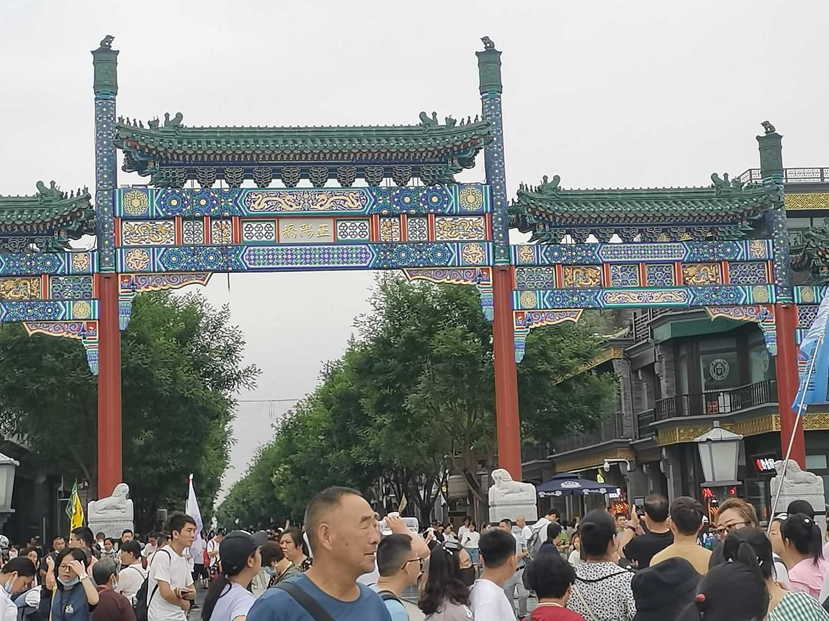 北京前門大街正陽橋,就是小吃一條街啊,各種小吃名吃特色商品,為啥也