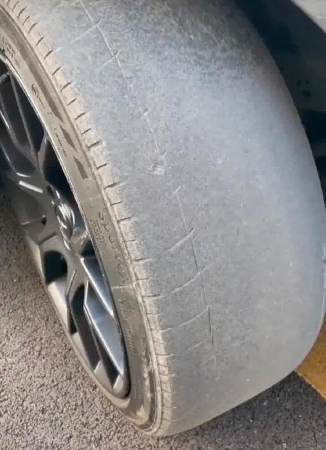 轮胎成这个样子了,还能要吗,虽轮胎磨损,但是侧面还很新,我要是把它换