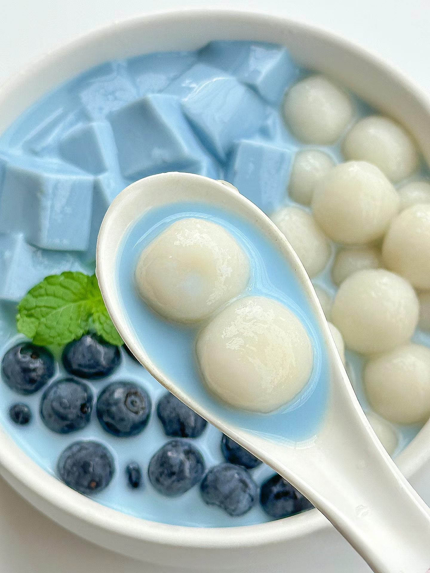 蓝色真的太治愈啦炎炎夏日怎么能少得了这碗蓝莓奶冻,小丸子和入口即