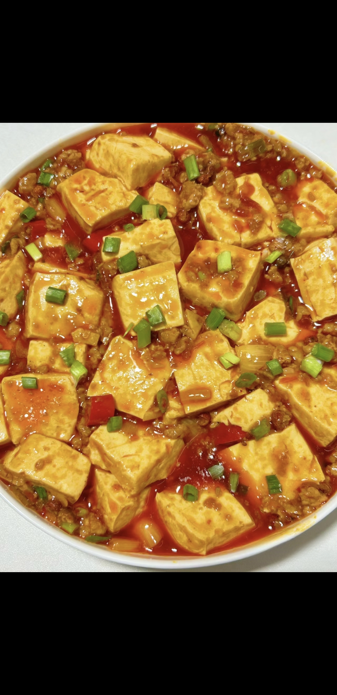 食材一块嫩豆腐,猪肉一小块,小米辣3个,洋葱2个, 大蒜2瓣,豆瓣酱适量