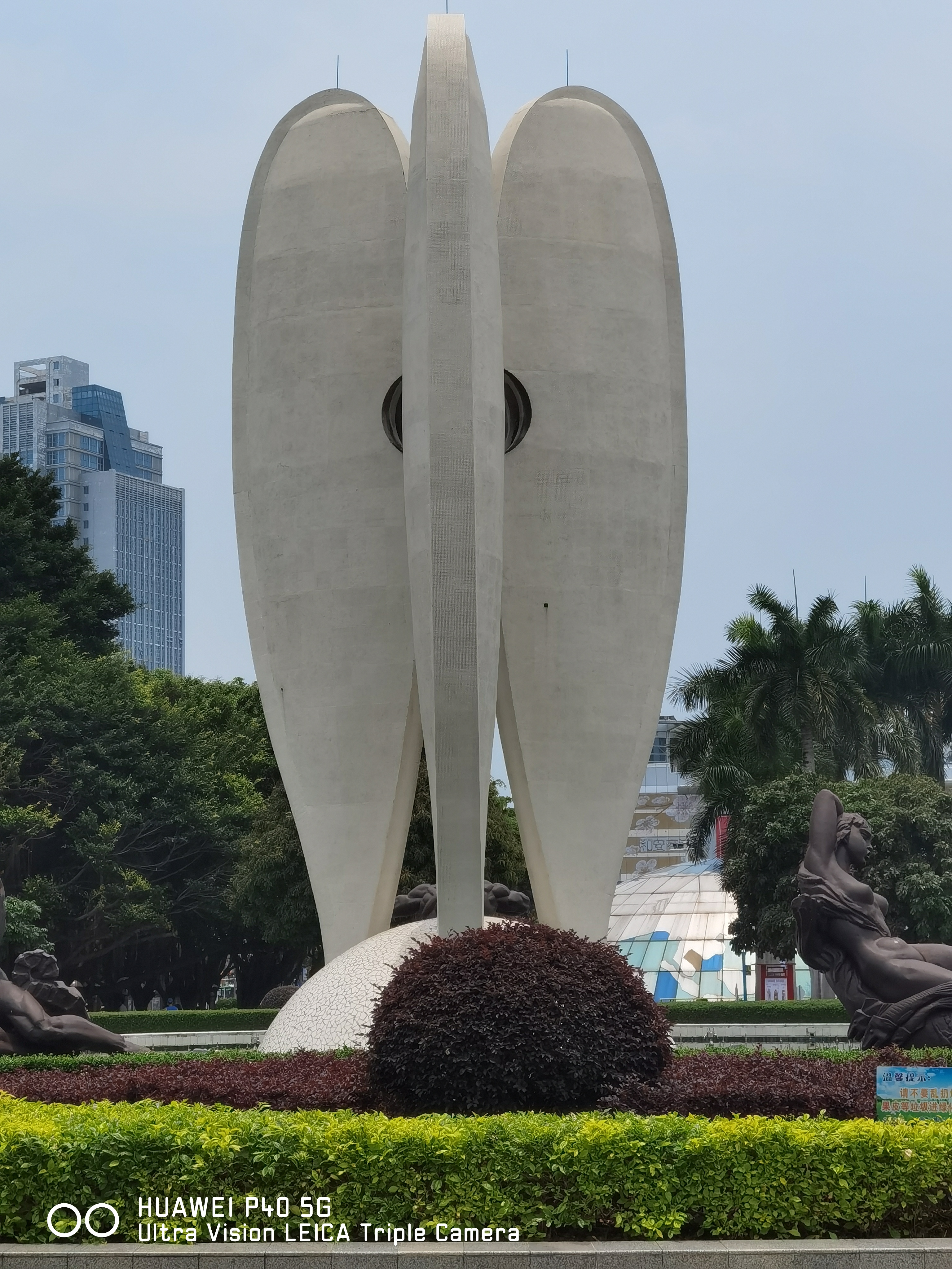 今天的广西北海市北部湾广场,纳凉休憩的人不多,可能今天是工作日