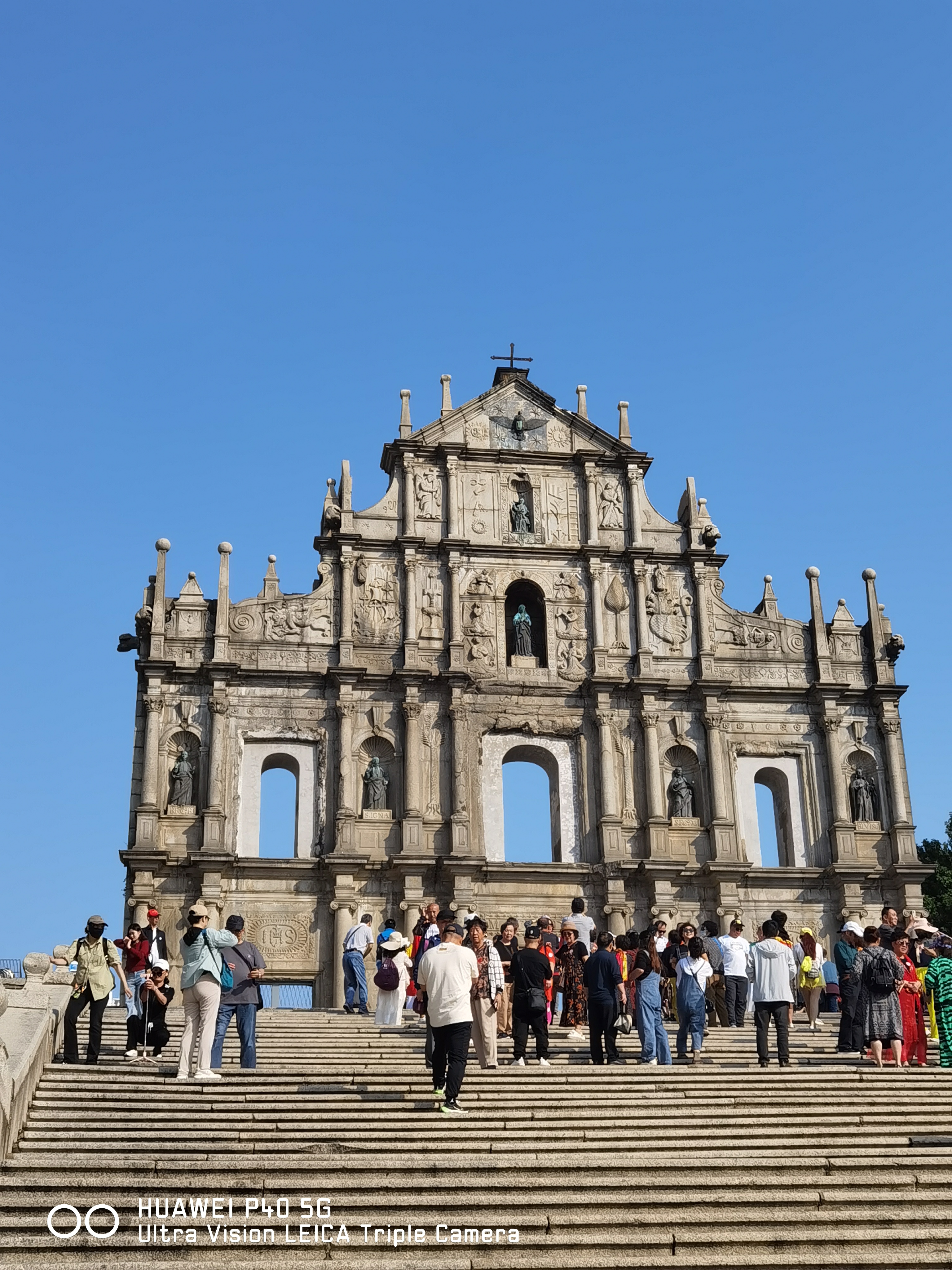 港澳二者面积相比,澳门小多了,港澳二者常住人口数量相比,澳门也少
