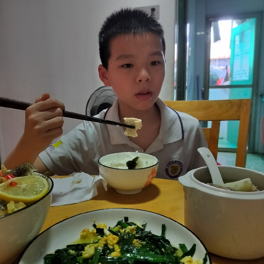 小帅哥用餐!  家庭午餐时间,校服少年正在享受他的美食时光!