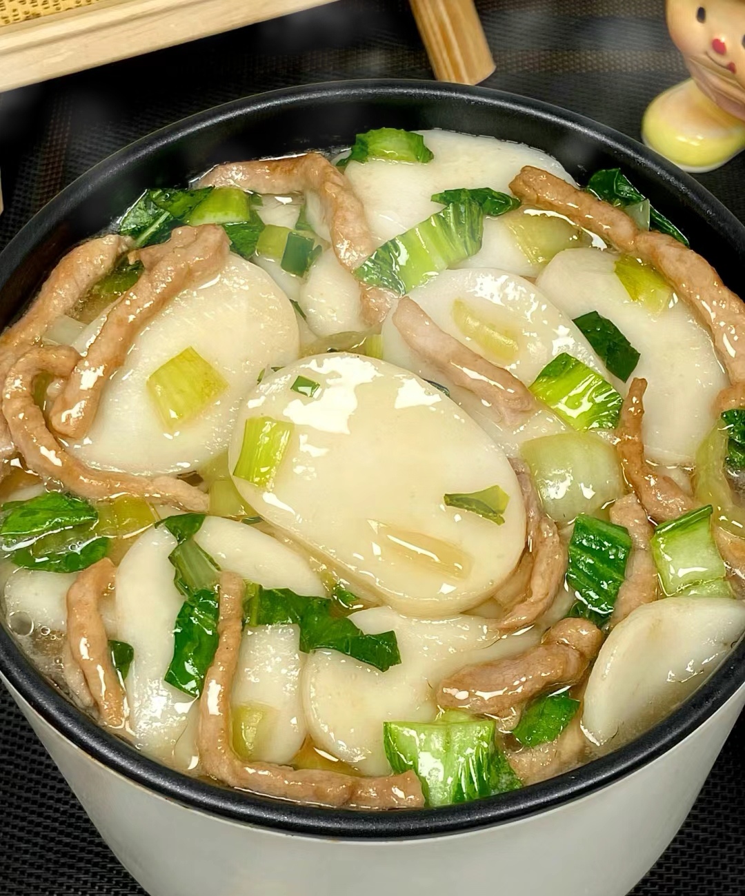 下雪天,来一锅热乎乎的青菜肉丝年糕汤,味道不要太好了.