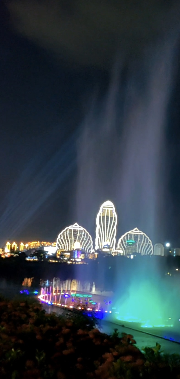 观喷泉夜景/原创:澜潇先生  水舞龙腾冲天起, 绚烂光彩夜迷离.