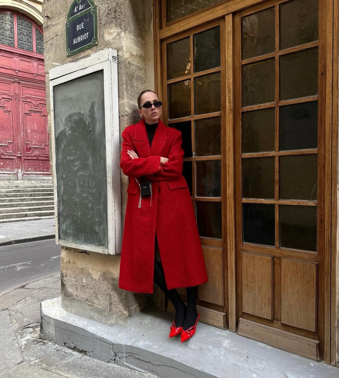 色彩协调:尽量保持大衣和鞋子的红色调一致,避免色差过大造成视觉